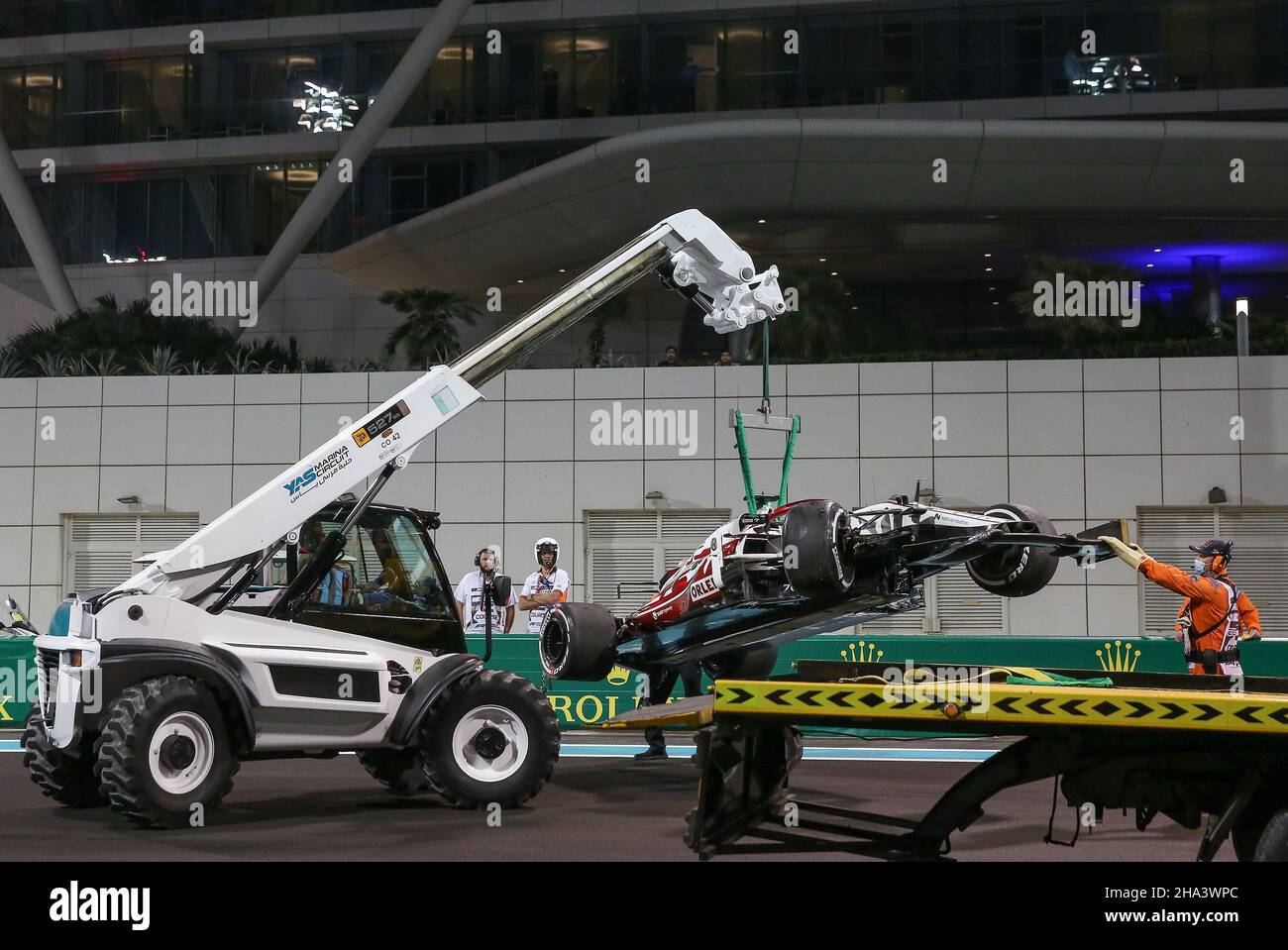 Yas Marina Circuit, Yas Island, Vereinigte Arabische Emirate. 10th Dez 2021. CRASH Kimi Räikkönen (FIN), Alfa Romeo C41 Auto während der Formel P2 abgeschleppt 1 ETIHAD AIRWAYS ABU DHABI GRAND PRIX 2021 Phil Duncan Credit: Every Second Media/Alamy Live News Stockfoto