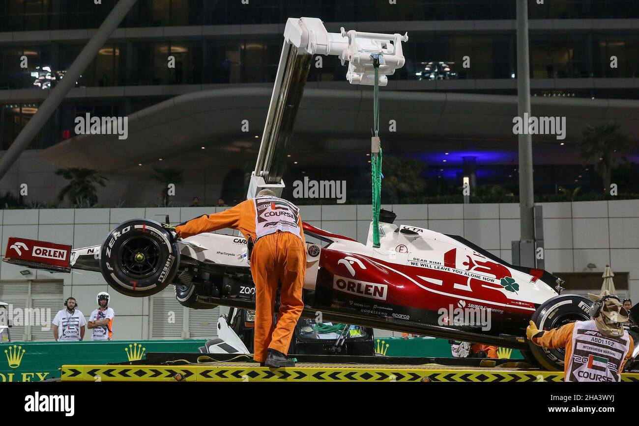Yas Marina Circuit, Yas Island, Vereinigte Arabische Emirate. 10th Dez 2021. CRASH Kimi Räikkönen (FIN), Alfa Romeo C41 P2 während der FORMEL 1 ETIHAD AIRWAYS ABU DHABI GRAND PRIX 2021 Phil Duncan Credit: Every Second Media/Alamy Live News Stockfoto