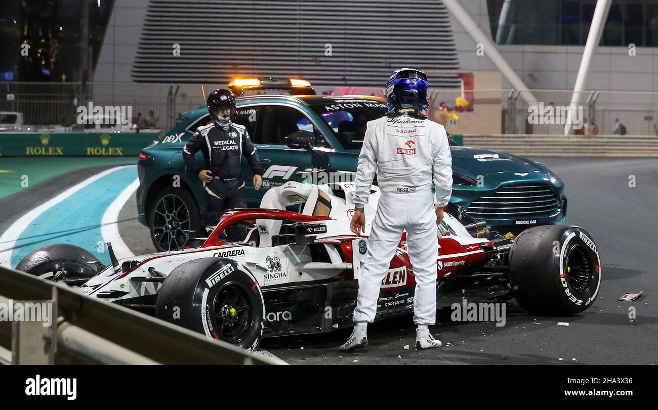 Yas Marina Circuit, Yas Island, Vereinigte Arabische Emirate. 10th Dez 2021. CRASH Kimi Räikkönen (FIN), Alfa Romeo C41 während der Formel P2 1 ETIHAD AIRWAYS ABU DHABI GRAND PRIX 2021 Phil Duncan Credit: Every Second Media/Alamy Live News Stockfoto