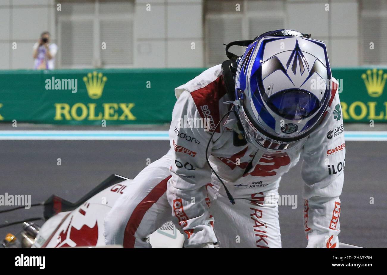 Yas Marina Circuit, Yas Island, Vereinigte Arabische Emirate. 10th Dez 2021. CRASH Kimi Räikkönen (FIN), Alfa Romeo C41 entkommt während der Formel P2 1 ETIHAD AIRWAYS ABU DHABI GRAND PRIX 2021 Phil Duncan Credit: Every Second Media/Alamy Live News Stockfoto