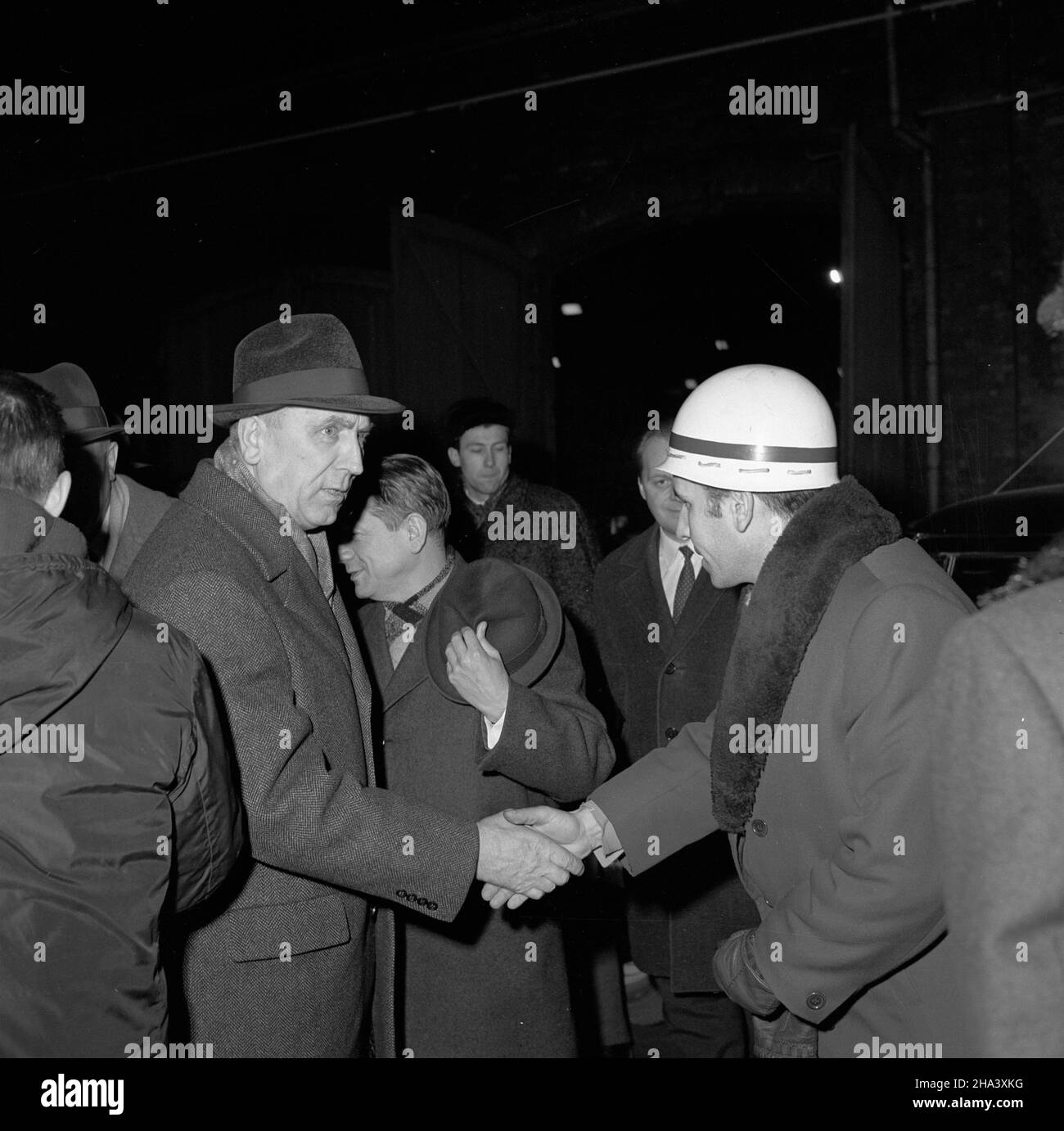 Gdañsk, 1971-01-25. 22.01.1971 roku ponownie wybuch³y strajki w Szczecinie i Gdañsku. DWA dni póŸniej i sekretarz KC PZPR Edward Gierek wraz z przedstawicielami najwy¿szych w³adz PRL spotka³ siê ze stoczniowcami Stoczni Szczeciñskiej im. Adolfa Warskiego. Podczas tego spotkanie pad³y s³ynne s³owa: [...] Jak, pomo¿ecie? Nastêpnego dnia dosz³o do spotkania z przedstawicielami Stoczni Gdañskiej i zak³adów kooperuj¹cych z przemys³em okrêtowym Trójmiasta. Na spotkaniu obecni byli dodatkowo m.in.: Edward Babiuch i Franciszek Szlachcic. Nz. Edward Gierek (w kapeluszu). Ad PAP/Janusz Uklejewski GD Stockfoto