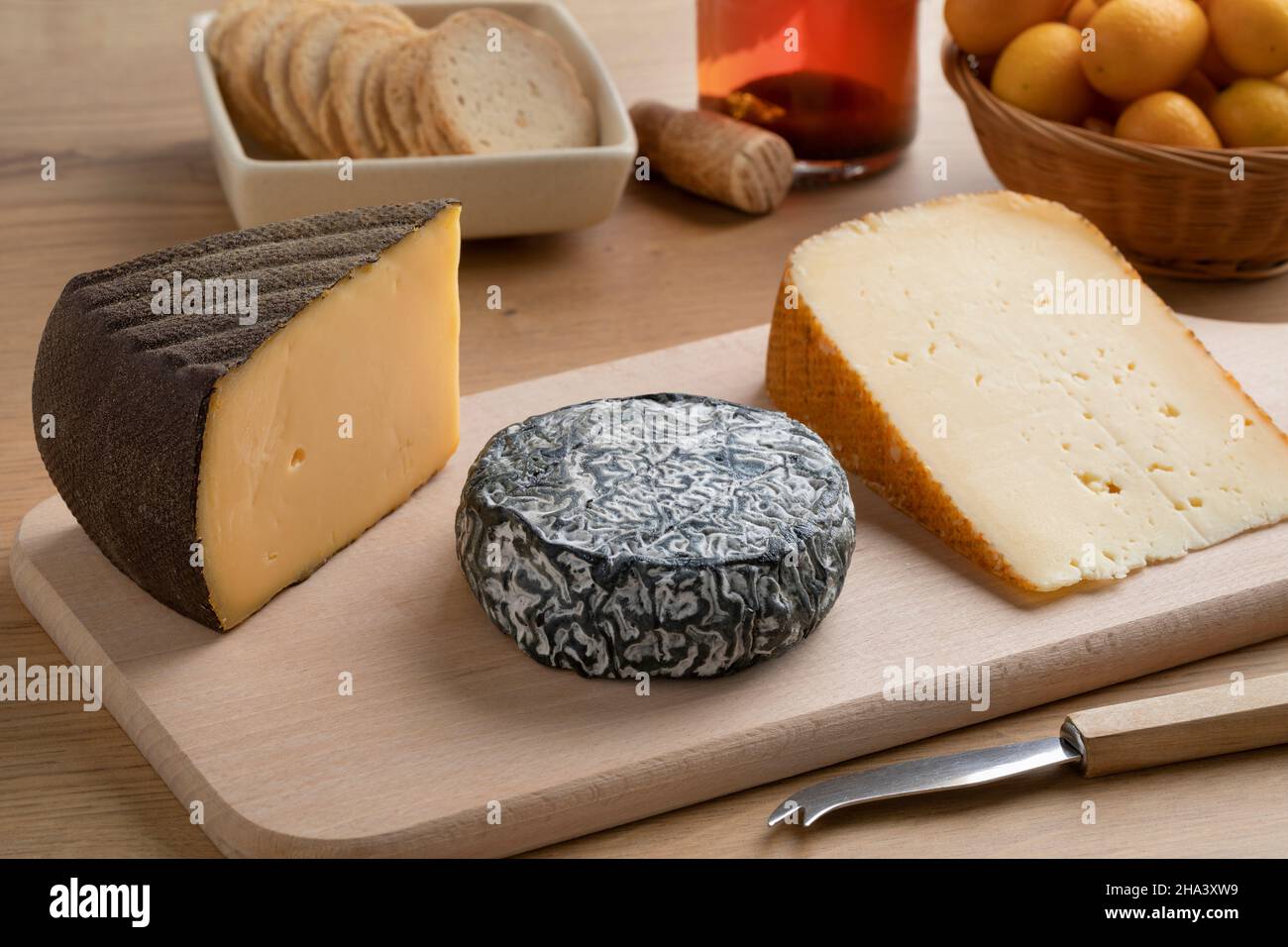 Französische Käseplatte mit drei verschiedenen Käsesorten als Dessert Stockfoto