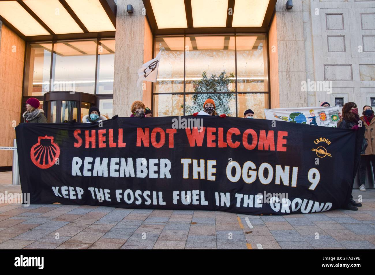 London, Großbritannien. 10th Dez 2021. Die Demonstranten halten ein Transparent mit dem Titel „Shell Not Welcome“, das auf die im Jahr 1995 hingerichteten neun nigrischen Anti-Shell-Aktivisten Ogoni Nine verweist. Demonstranten versammelten sich vor dem britischen Hauptsitz von Shell, als die Aktionäre des Unternehmens darüber stimmten, ob ihr globaler Hauptsitz von den Niederlanden nach Großbritannien verschoben werden soll. Kredit: Vuk Valcic/Alamy Live Nachrichten Stockfoto