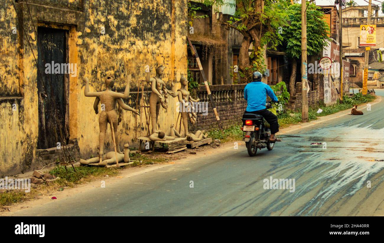 COSSIMBAZAR, INDIEN - 02. Nov 2021: Ein Blick auf unvollendete Tonidole von Maa Kali vor der Werkstatt, um Cossimbazar, Indien, richtig zu trocknen Stockfoto