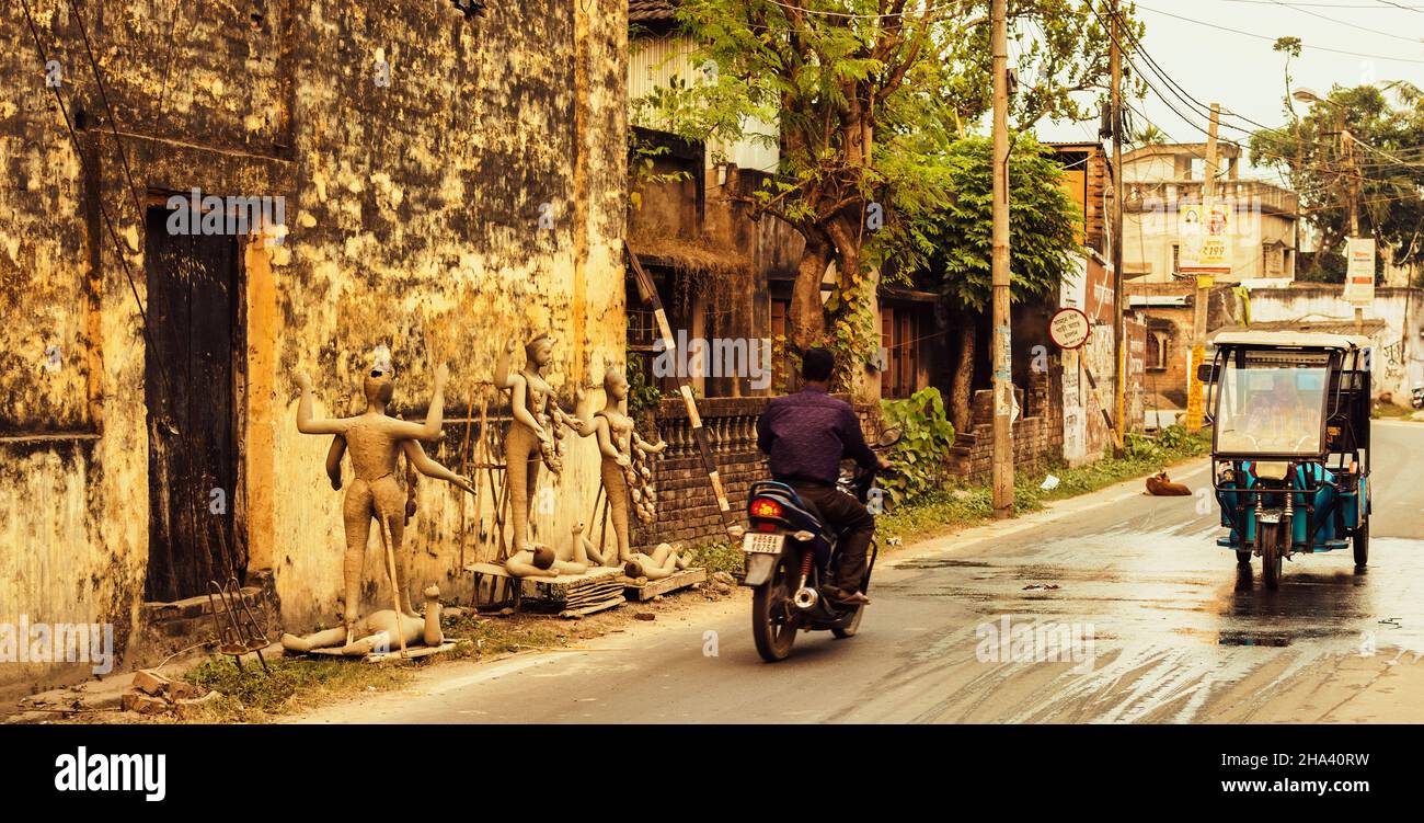 COSSIMBAZAR, INDIEN - 02. Nov 2021: Ein Blick auf unvollendete Tonidole von Maa Kali vor der Werkstatt, um Cossimbazar, Indien, richtig zu trocknen Stockfoto