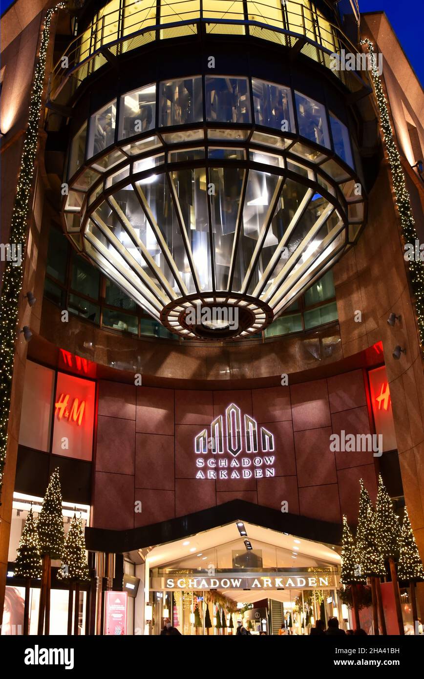 Eingang zum Einkaufszentrum „Schadow-Arkaden“ in der Düsseldorfer Innenstadt bei der Königsallee mit weihnachtlicher Dekoration. Stockfoto