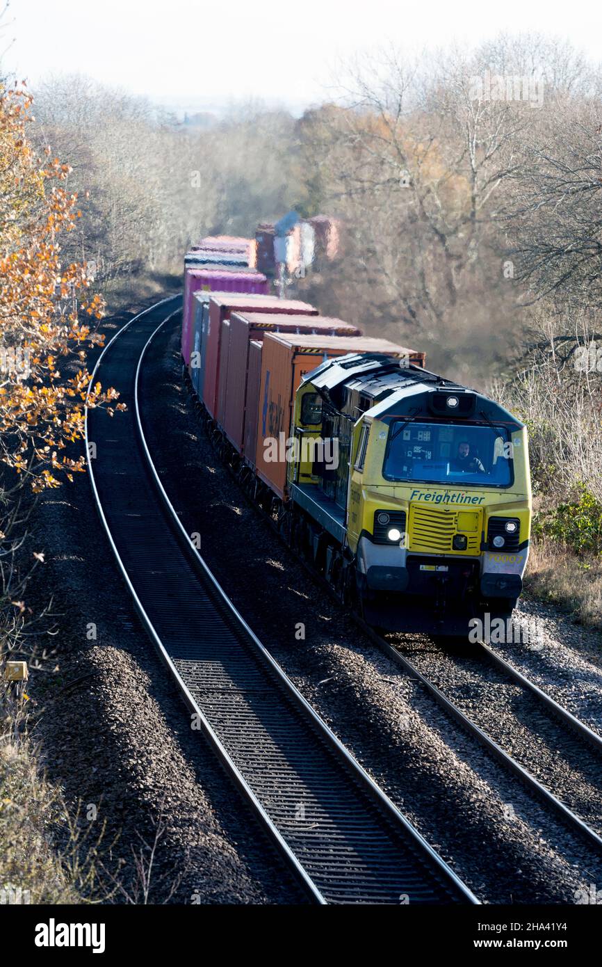 Diesel-Lokomotive der Baureihe 70 Nr. 70007 mit freightliner-Zug in Hatton Bank, Warwickshire, Großbritannien Stockfoto