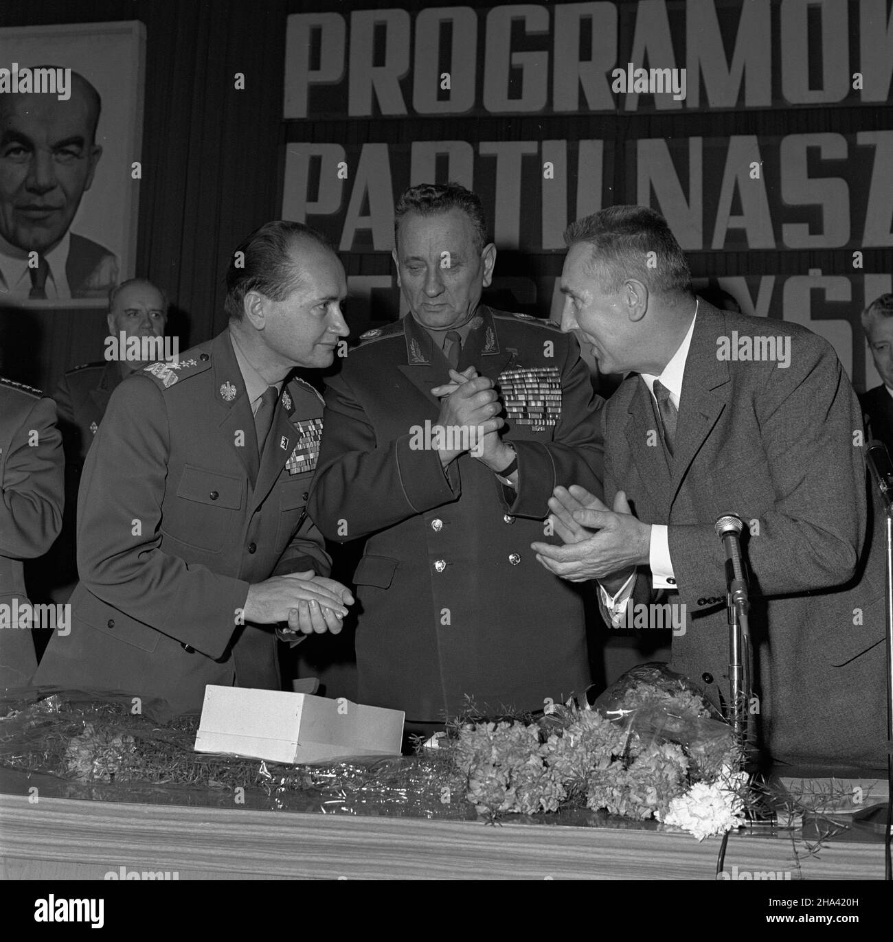 Katowice, 1970-02-12. Na zaproszenie ministra obrony narodowej, genera³a broni Wojciecha Jaruzelskiego, przyby³ do Polski marsza³ek Zwi¹zku Socjalistycznych Republik Radzieckich, Andriej Greczko. Trzeciego dnia wizyty, odby³o siê w Katowicach spotkanie z aktywem partyjnym, w Wojewódzkiej Szkole Partyjnej. NZ. od prawej: I sekretarz Komitetu Wojewódzkiego (KW) PZPR w Katowicach - Edward Gierek, marsza³ek ZSRR - Andriej Greczko (C), genera³ broni - Wojciech Jaruzelski. Ad PAP/Stanis³aw Jakubowski Katowice, 2. Februar 1970. Marschakl der Union der Sozialistischen Sowjetrepubliken Andrei Gretschko A. Stockfoto