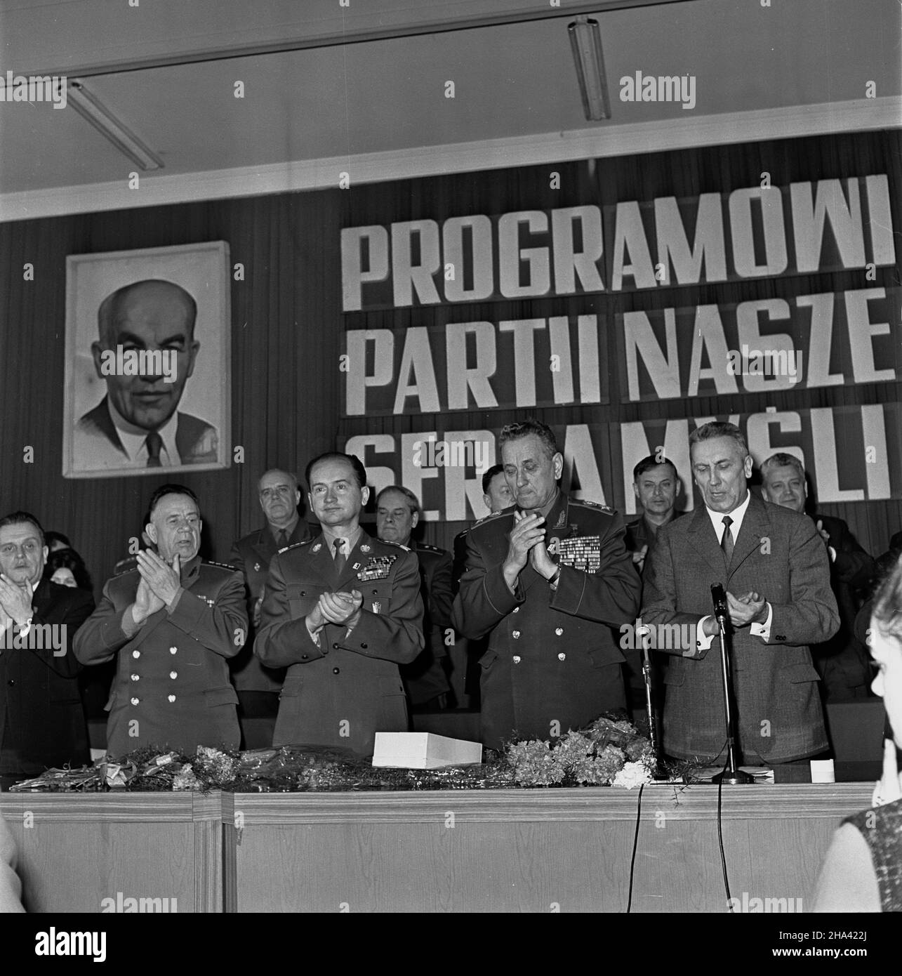 Katowice, 1970-02-12. Na zaproszenie ministra obrony narodowej, genera³a broni, Wojciecha Jaruzelskiego przyby³ do Polski marsza³ek Zwi¹zku Socjalistycznych Republik Radzieckich Andriej Greczko. NZ. od prawej: I sekretarz KW PZPR w Katowicach Edward Gierek, marsza³ek ZSRR Andriej Greczko, genera³ broni Wojciech Jaruzelski, szef polityczny sztabu gen. ZSRR Aleksiej Aleksiejewicz Jepiszew w w trakcie spotkania z aktywem partyjnym w Wojewódzkiej Szkole Partyjnej w Katowicach (trzeci dzieñ wizyty). Ad PAP/Stanis³aw Jakubowski Katowice, 12. Februar 1970. Der Marschall der Sowjetunion Anrei Gretschko kommt an Stockfoto