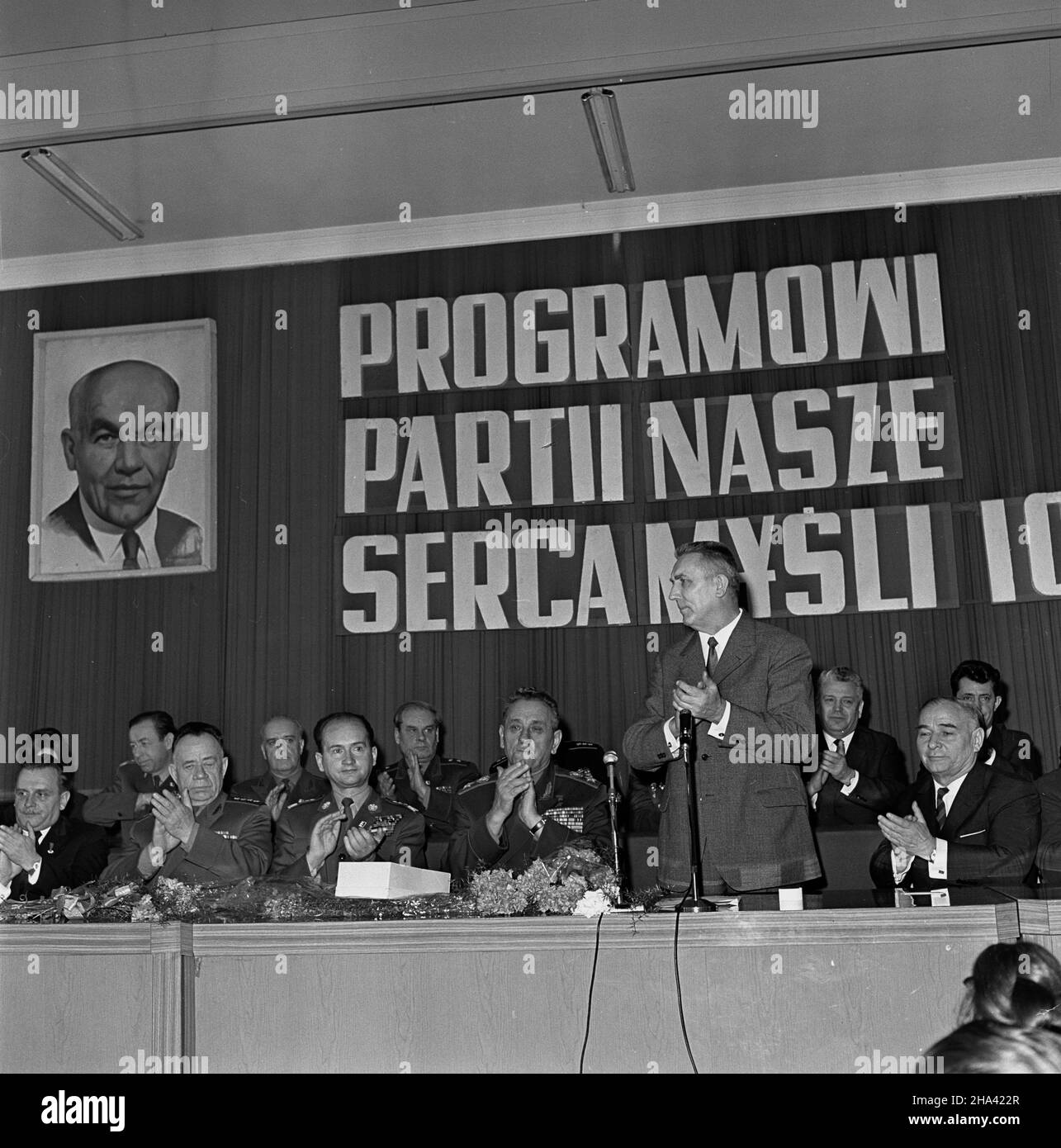 Katowice, 1970-02-12. Na zaproszenie ministra obrony narodowej, genera³a broni Wojciecha Jaruzelskiego, przyby³ do Polski marsza³ek Zwi¹zku Socjalistycznych Republik Radzieckich, Andriej Greczko. Trzeciego dnia wizyty, odby³o siê w Katowicach spotkanie z aktywem partyjnym, w Wojewódzkiej Szkole Partyjnej. NZ. m.in. od prawej: ambasador ZSRR w Polsce - Awierkij Aristow (P), I sekretarz KW PZPR w Katowicach - Edward Gierek (4P) , marsza³ek ZSRR - Andriej Greczko (5P), genera³ broni - Wojciech Jaruzelski (7P), szef polityczny sztabu gen. ZSRR - Aleksiej Aleksiejewicz Jepiszew (7P). Ad PAP/Stanis Stockfoto