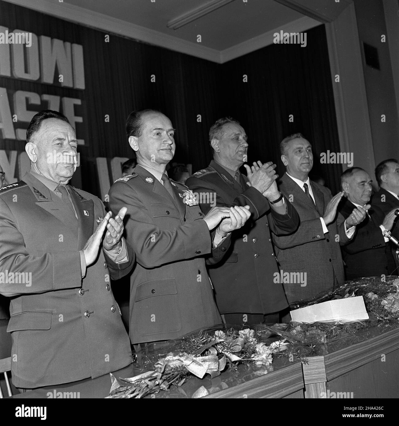 Katowice, 1970-02-12. Na zaproszenie ministra obrony narodowej, genera³a broni Wojciecha Jaruzelskiego, przyby³ do Polski marsza³ek Zwi¹zku Socjalistycznych Republik Radzieckich, Andriej Greczko. Trzeciego dnia wizyty, odby³o siê w Katowicach spotkanie z aktywem partyjnym, w Wojewódzkiej Szkole Partyjnej. NZ. od prawej: ambasador ZSRR w Polsce - Awierkij Aristow, I sekretarz KW PZPR w Katowicach - Edward Gierek, marsza³ek ZSRR - Andriej Greczko, genera³ broni Wojciech Jaruzelski, szef polityczny sztabu gen. ZSRR Aleksiej Aleksiejewicz Jepiszew. Ad PAP/Stanis³aw Jakubowski Katowice, 2. Februar, Stockfoto