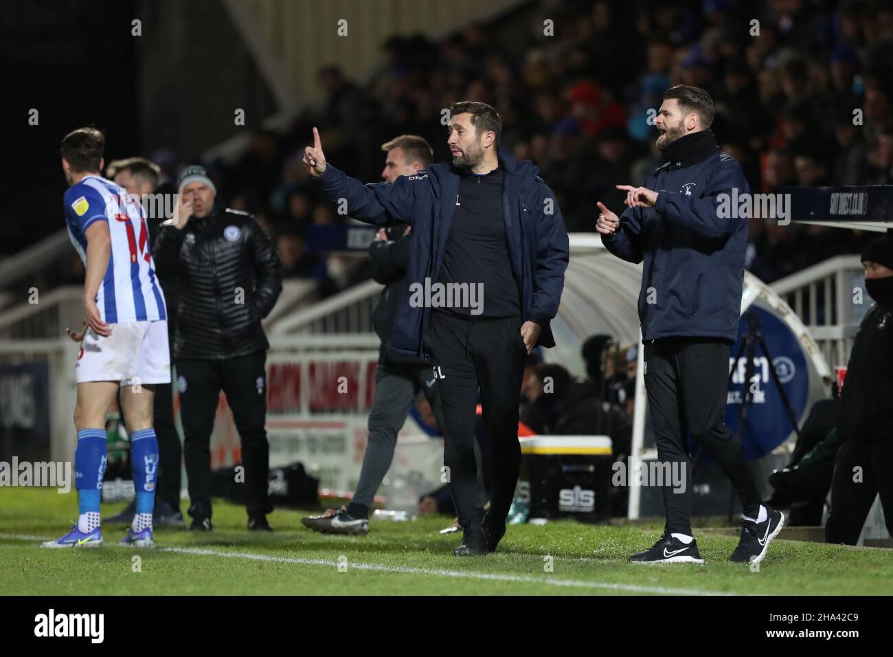 HARTLEPOOL, GBR. DEZ 8th Hartlepool United-Manager Graeme Lee und Assistant Manager Michael Nelson geben während des Spiels der Sky Bet League 2 zwischen Hartlepool United und Rochdale am Mittwoch, 8th. Dezember 2021, im Victoria Park, Hartlepool, Anweisungen. (Kredit: Mark Fletcher | MI News) Kredit: MI Nachrichten & Sport /Alamy Live News Stockfoto