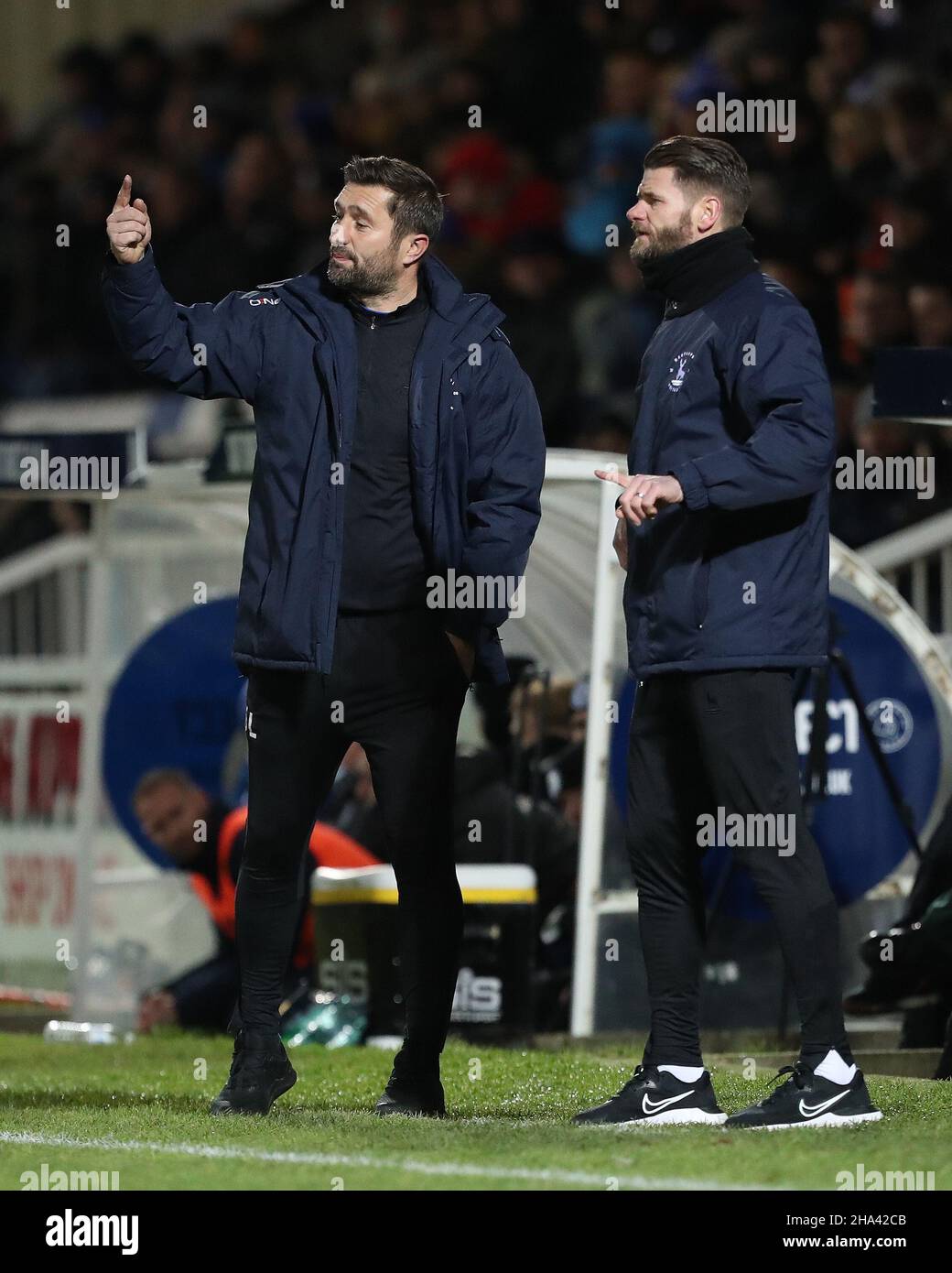 HARTLEPOOL, GBR. DEZ 8th Hartlepool United-Manager Graeme Lee und Assistant Manager Michael Nelson geben während des Spiels der Sky Bet League 2 zwischen Hartlepool United und Rochdale am Mittwoch, 8th. Dezember 2021, im Victoria Park, Hartlepool, Anweisungen. (Kredit: Mark Fletcher | MI News) Kredit: MI Nachrichten & Sport /Alamy Live News Stockfoto
