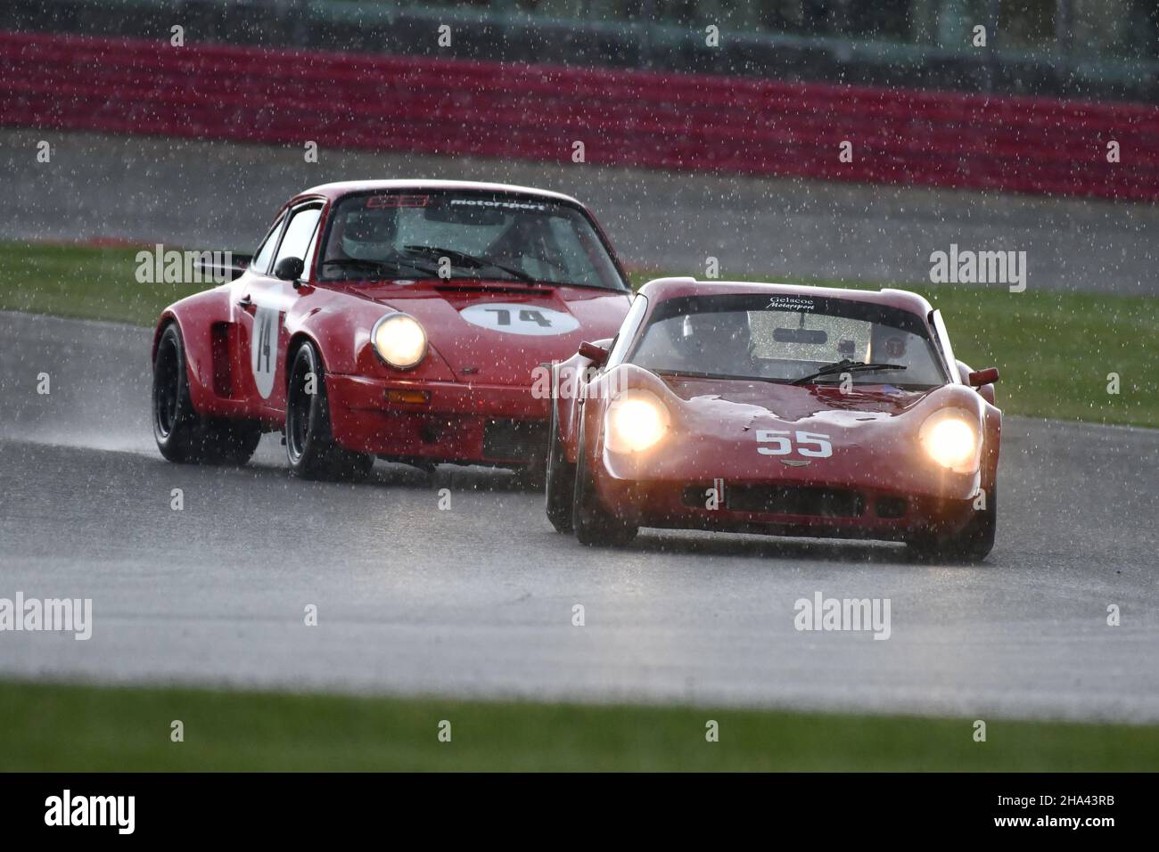 David Forsbrey, Chevron B8, Yokohama Trophy for Masters Historic Sports Cars, ein Abendrennen auf der Grand-Prix-Strecke mit Le Mans-Fahrzeugen A Stockfoto