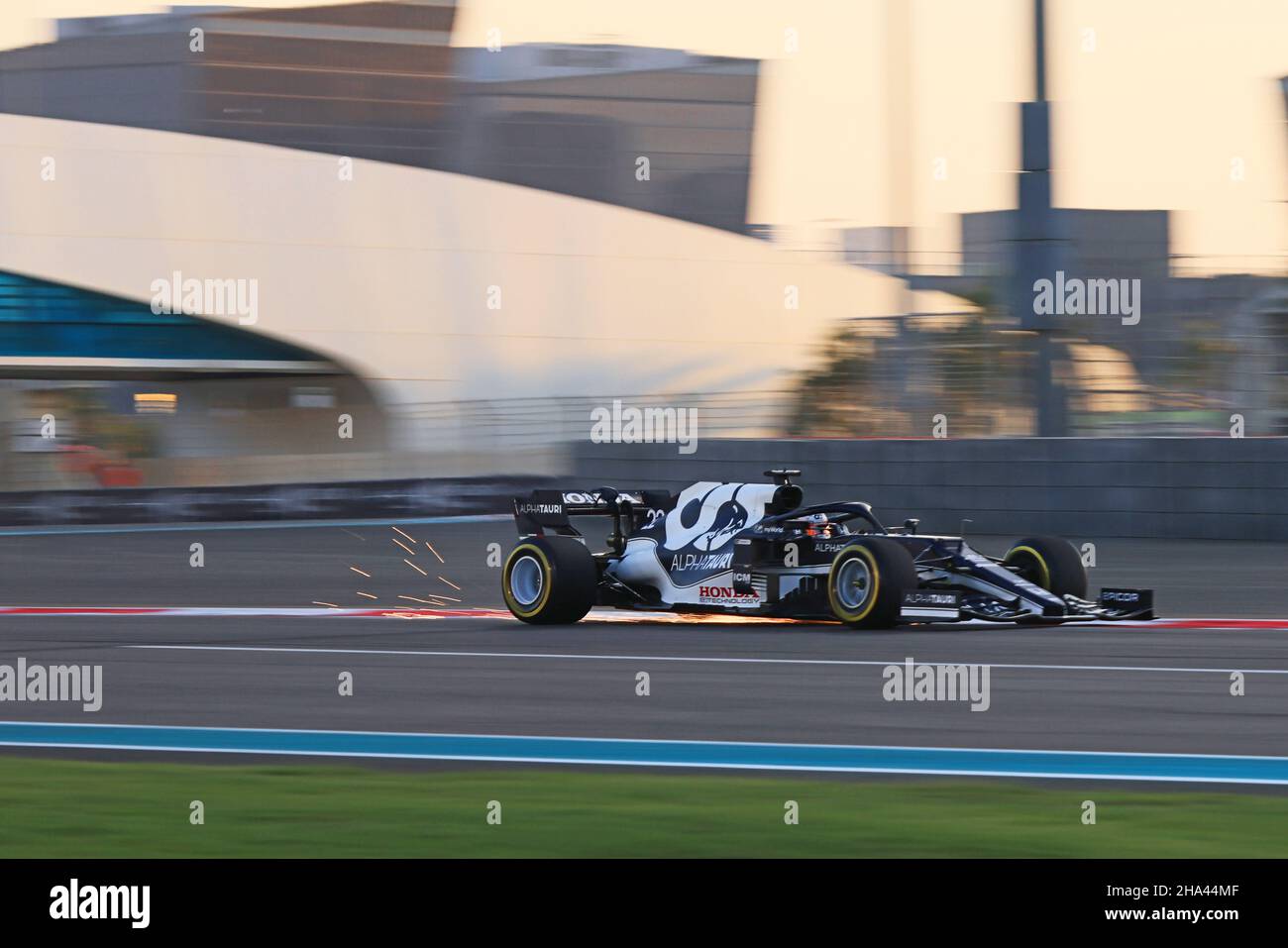 Abu Dhabi, VAE. 10th. Dezember 2021; Yas Marina Circuit, Abu Dhabi, Vereinigte Arabische Emirate: FIA Abu Dhabi F1 Grand Prix, Trainingstag: Scuderia AlphaTauri Honda, Yuki Tsunoda Credit: Action Plus Sports Images/Alamy Live News Stockfoto