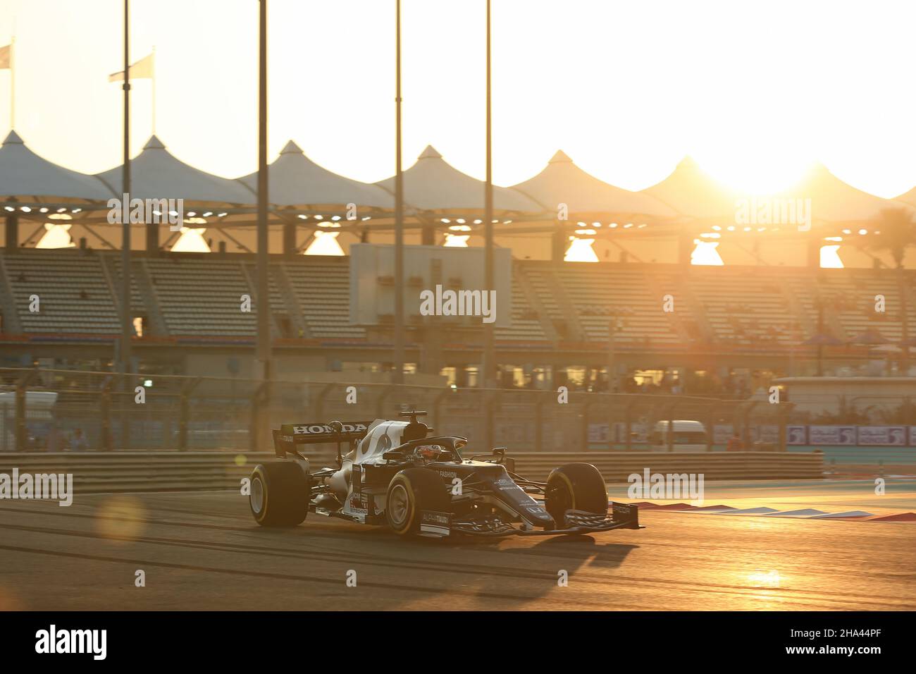 Abu Dhabi, VAE. 10th. Dezember 2021; Yas Marina Circuit, Abu Dhabi, Vereinigte Arabische Emirate: FIA Abu Dhabi F1 Grand Prix, Trainingstag: Scuderia AlphaTauri Honda, Yuki Tsunoda Credit: Action Plus Sports Images/Alamy Live News Stockfoto