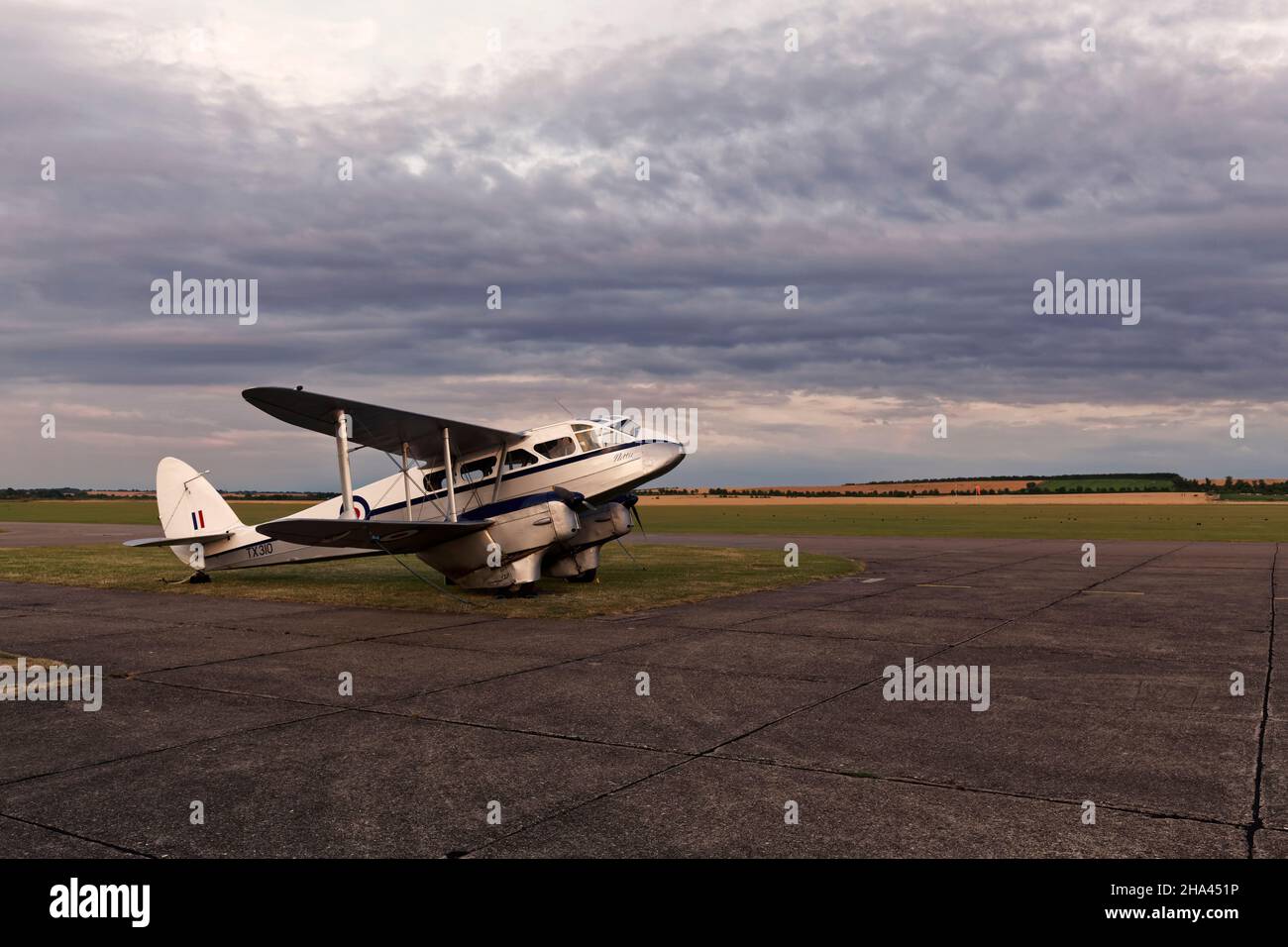 De Havilland Drachenrapide-Flugzeuge auf dem Flugplatz Duxford geparkt. Stockfoto