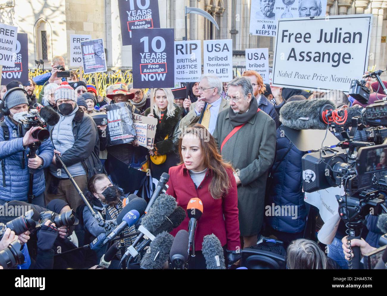 Assanges Partnerin Stella Moris spricht nach dem Gerichtsurteil mit den Medien.Demonstranten versammelten sich vor den königlichen Gerichtshöfen zur Unterstützung von Julian Assange, als die US-Regierung ihre Berufung gegen die Entscheidung, den WikiLeaks-Gründer nicht auszuliefern, gewinnt. (Foto von Vuk Valcic / SOPA Images/Sipa USA) Stockfoto