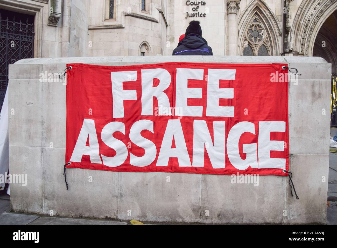 Während der Demonstration ist das Banner "Free Assange" vor dem Gericht zu sehen.Demonstranten versammelten sich vor den königlichen Gerichtshöfen zur Unterstützung von Julian Assange, als die US-Regierung ihre Berufung gegen die Entscheidung, den WikiLeaks-Gründer nicht auszuliefern, gewinnt. (Foto von Vuk Valcic / SOPA Images/Sipa USA) Stockfoto