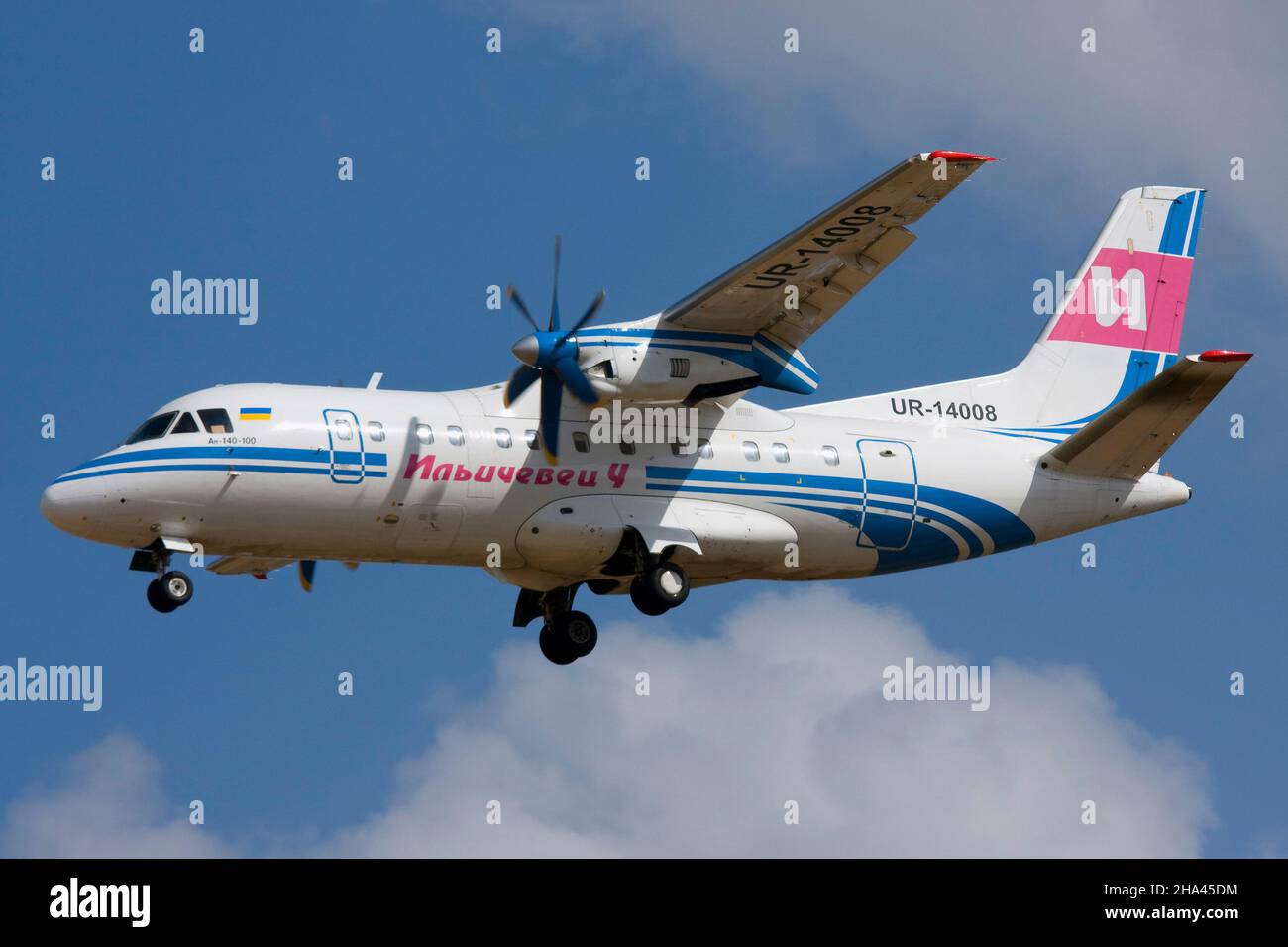 Antonov an 140 -Fotos und -Bildmaterial in hoher Auflösung – Alamy