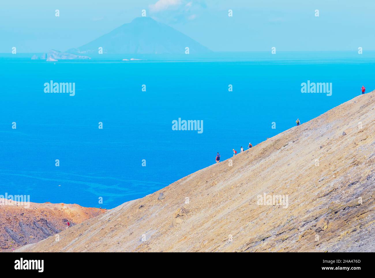 Wanderer zu Fuß auf dem Gran Crater Rim, Vulcano Island, Äolischen Inseln, Sizilien, Italien Stockfoto