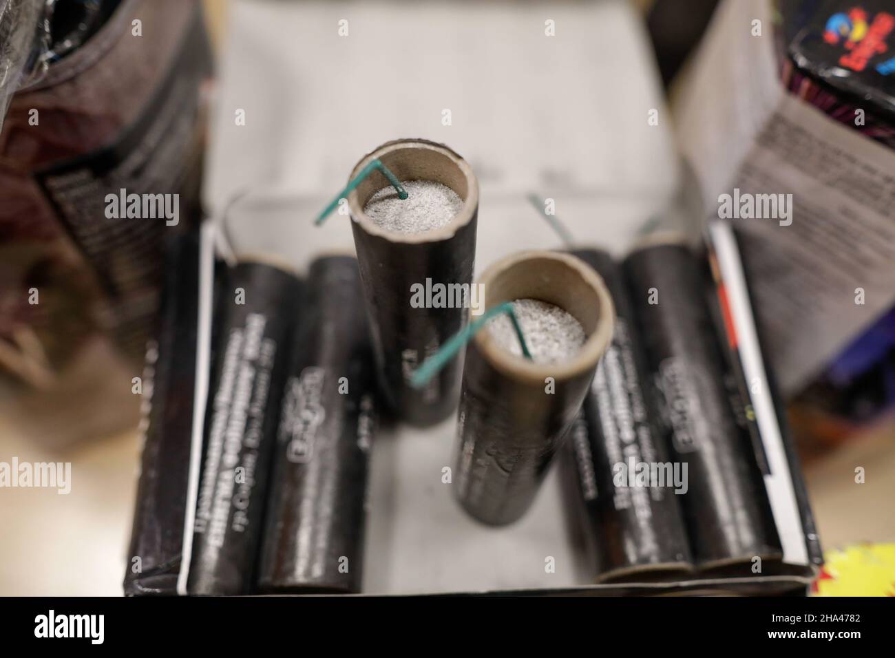 Geringe Schärfentiefe (selektiver Fokus) mit gefährlichen Feuerwerkskörpern, die normalerweise während der Silvesterfeiern verwendet werden. Stockfoto