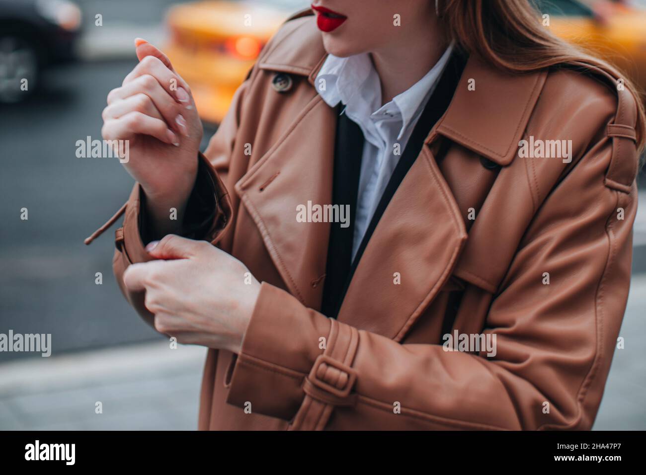 3/4-Figur der Frau mit roten Lippen im Herbst braunen Ledermantel. Street Style, lässige Damenmode Stockfoto