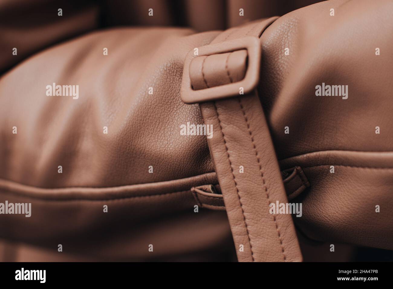 Nahaufnahme der modischen Details eines herbstlichen braunen Ledermantels mit Riemen. Frauen-Outfit im Street-Stil Stockfoto