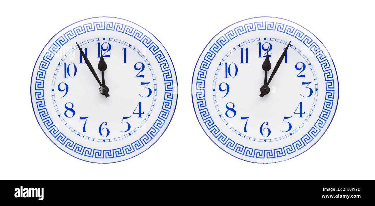 Antike Uhr mit fünf bis zwölf und fünf bis zwölf isoliert auf weißem Hintergrund Stockfoto