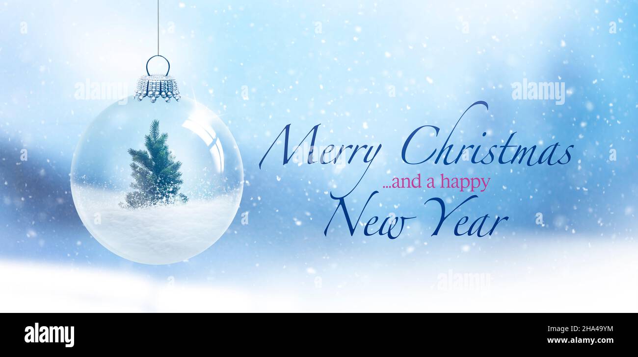 weihnachtskarte, weihnachtsbaumkugel mit Tannenbaum und Schriftzug Frohe weihnachten und ein glückliches neues Jahr Stockfoto