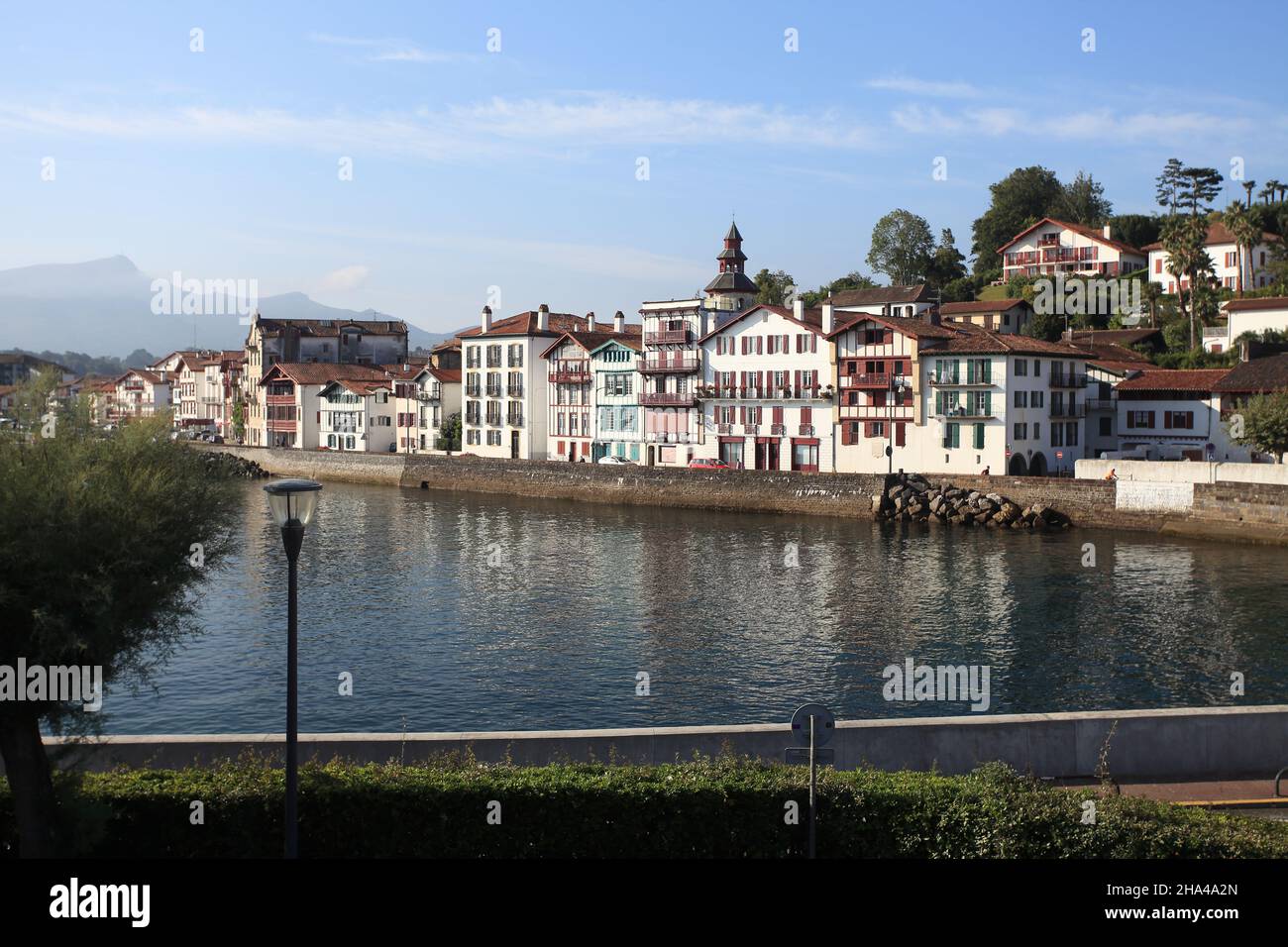 Ciboure (Geburtsort von Maurice Ravel) & La Rhune im Hintergrund vom Hafen von Jean de Luz, Pays Basque, Frankreich. Stockfoto