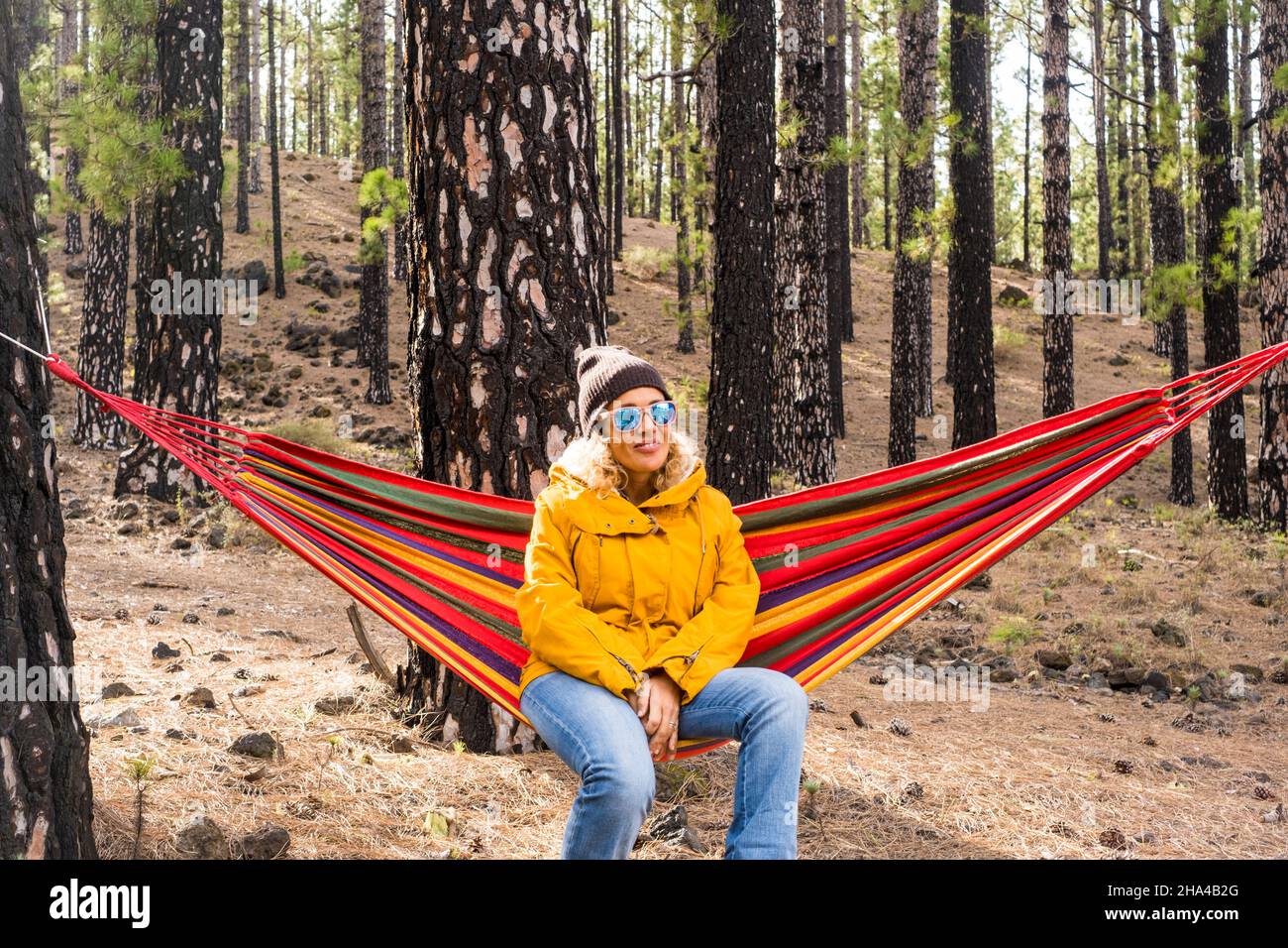 Schöne Erwachsene Frau genießen Wald Wälder entspannen sitzen auf einer Hängematte allein in Unabhängigkeit alternative Outdoor-Freizeitaktivitäten und Urlaub - Menschen und Umwelt Gefühl Stockfoto Schöne Erwachsene Frau genießen Wald Wälder entspannen sitzen auf einer Hängematte allein in Unabhängigkeit alternative Outdoor-Freizeitaktivitäten und Urlaub - Menschen und Umwelt Gefühl Stockfoto