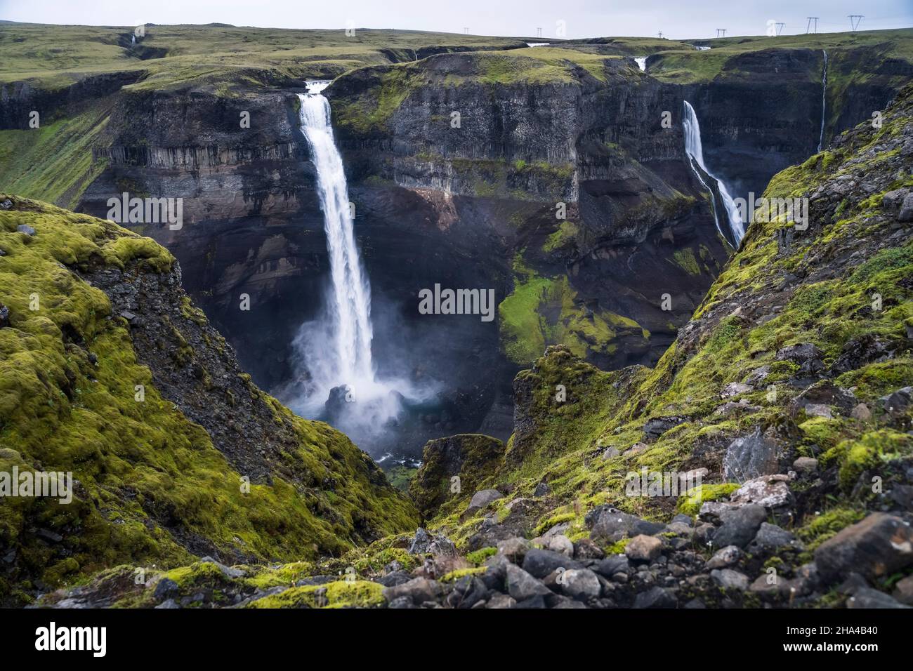 Dramatische Landschaft mit epischem Haifoss-Wasserfall im landmannalaugar Canyon, island. Stockfoto