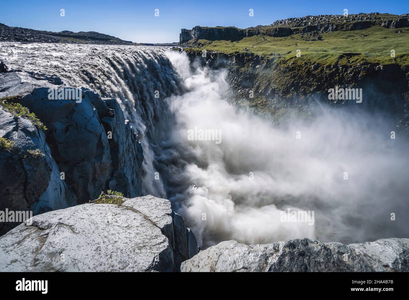 Atemberaubende isländische Landschaft am dettifoss Wasserfall im Nordosten islands. dettifoss ist ein Wasserfall im vatnajokull Nationalpark, der als der mächtigste Wasserfall Europas gilt. Stockfoto