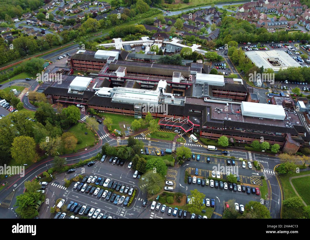 Luftaufnahme des Princess Royal Hospital in Haywards Heath im Krankenhaus, das von den Universitätskliniken Sussex NHS Foundation Trust betrieben wird. Stockfoto