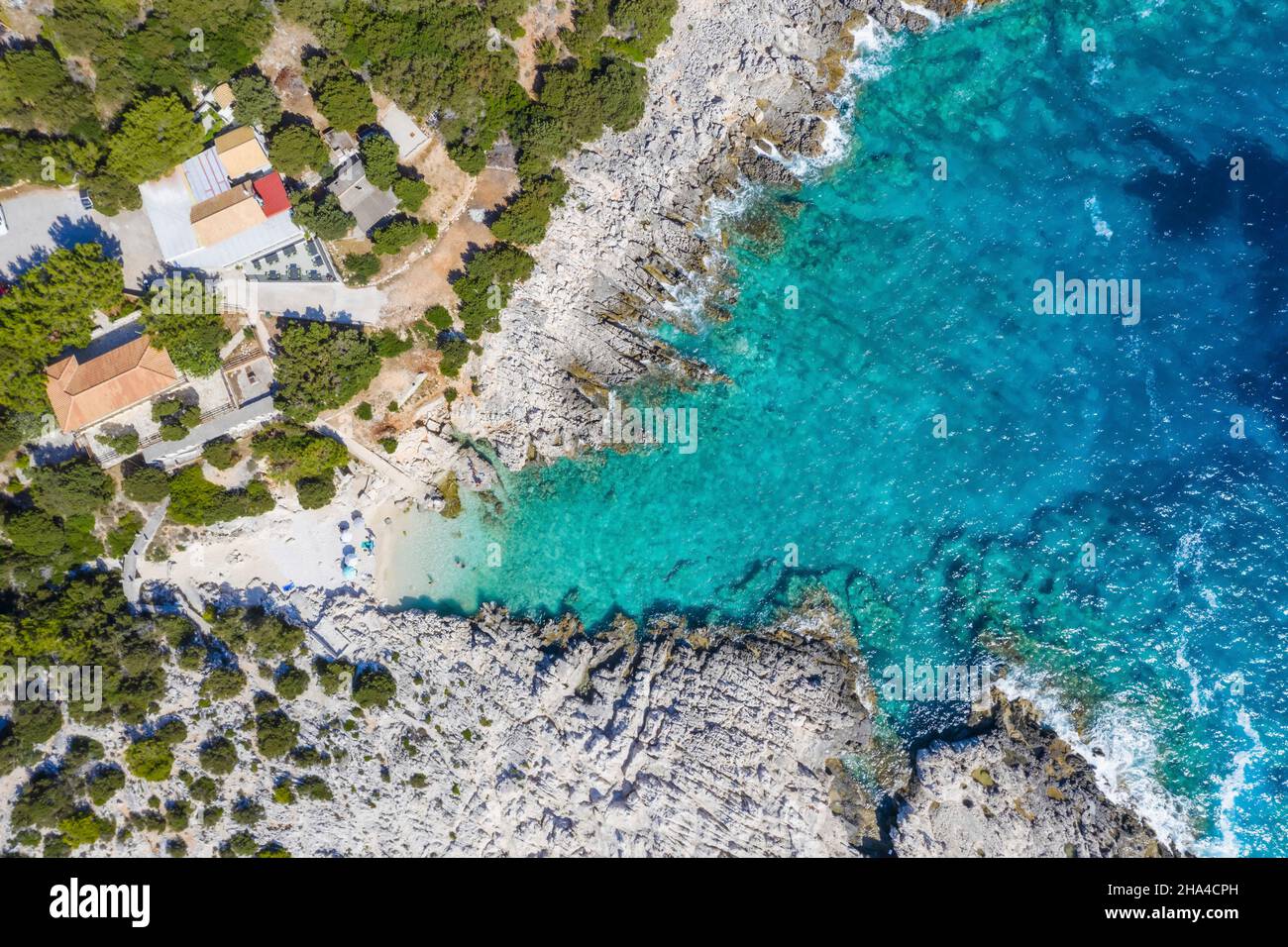 Luftdrohne Draufsicht auf felsige Küste in der Nähe von alaties Strand, kefalonia, ionische Inseln, griechenland. Stockfoto