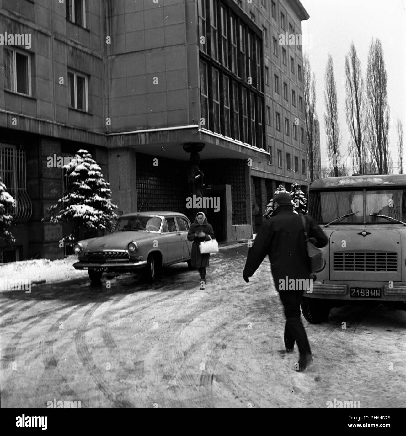 Warszawa, 1969-12. Urz¹d Patentowy w alei Niepodleg³oœci 188/192 dzia³a od 28 grudnia 1918 roku. W grudniu 1969 roku, po pó³ wieku istnienia, w magazynach urzêdu znajdowa³o siê Ponad 8 milionów posegregowanych opisów wynalazków z ca³ego œwiata. Na prze³omie lat 60 i 70-tych z terenu ca³ego kraju, œrednio Co roku, rejestrowano Ponad 5 tys. projektów wynalazczych, ein Ponad 2,5 tysi¹ca z nich by³o opatentowanych. Ad PAP/Henryk Rosiak Dok³adny dzieñ wydarzenia nieustalony. Warschau, Dezember 1969. Patentamt an der 188 Niepodleglosci Ave. Betrieben vom 28. Dezember. 1918. Im Dezember 1969, nach 50 Jahren Stockfoto