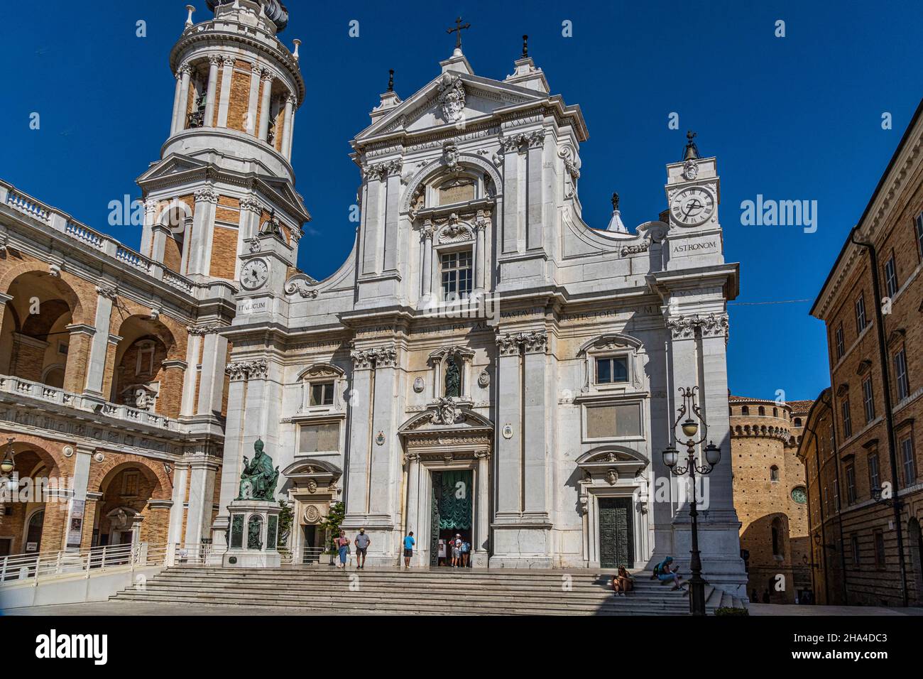 Fassade der Basilika von Loreto und des monumentalen Brunnens auf der Piazza della Madonna. Loreto, Provinz Anarea, Marken, Italien, Europa Stockfoto