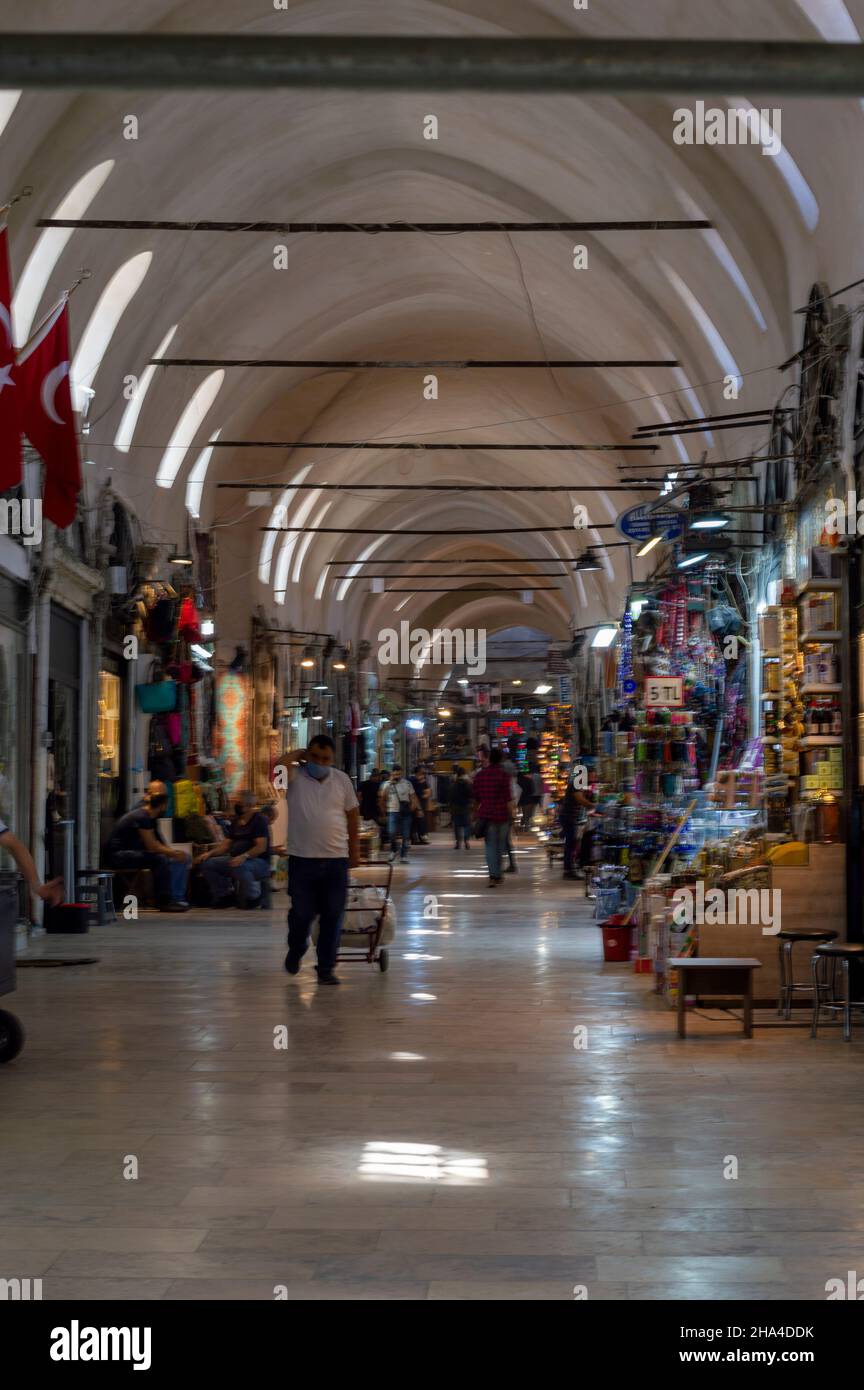 Istanbul, Türkei - 4. September 2021: Der große Basar von Istanbul, berühmter orientalischer Markt. Stockfoto
