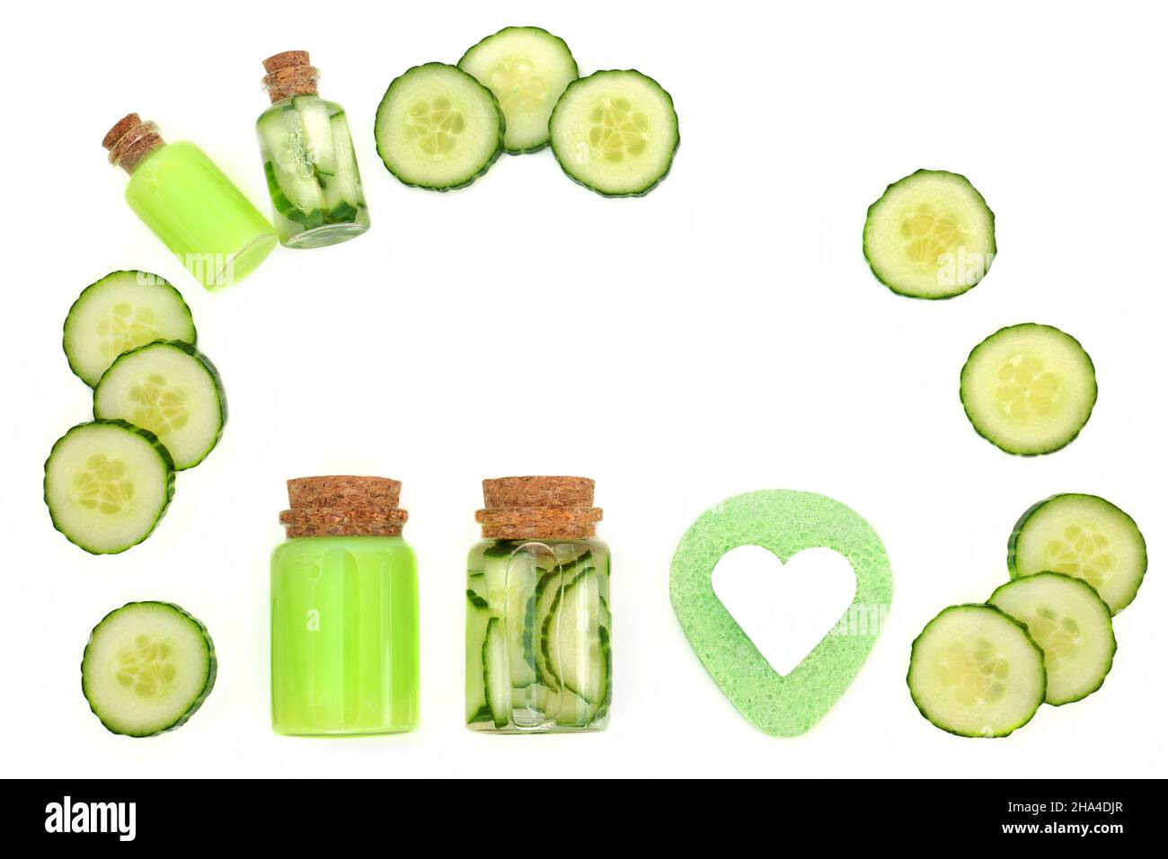 Natürliche frische Gurkenpflege Beauty-Behandlung mit Feuchtigkeitscreme, Gel in Flaschen, grünen Schwamm, Seife. Health Care Anti Aging strahlende Haut Konzept. Stockfoto