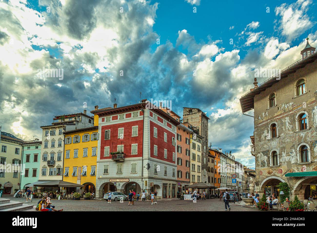 Fassaden von antiken Gebäuden im historischen Zentrum der Stadt Trient. Trient, autonome Provinz Trient, Trentino-Südtirol, Italien, Europa Stockfoto