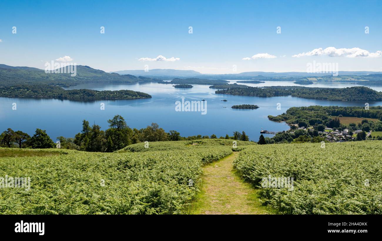 Die Inseln Loch Lomond und das Dorf Luss im Sommer von den Luss Hills aus gesehen, Schottland, Großbritannien Stockfoto