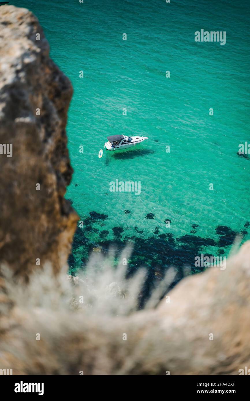Einsames yachtboot vor anker in der bounty lagoon Fotos und