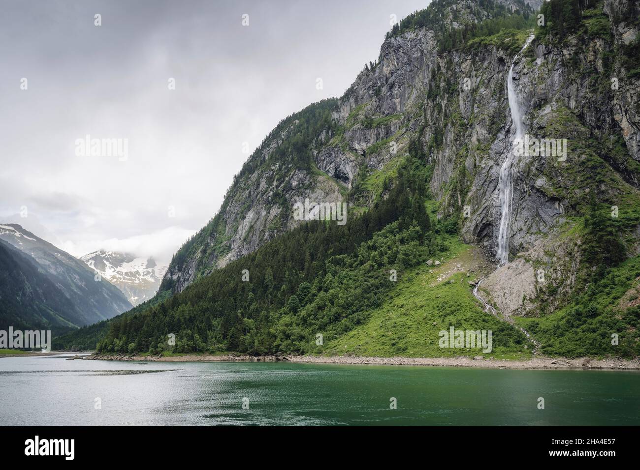 stillup See und Bergwasserfälle Österreich, tirol. Stockfoto