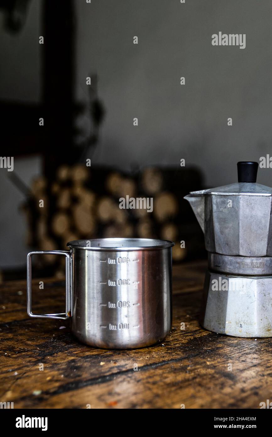 Heißer Kaffee in einer Holzhütte im Herbst Stockfoto