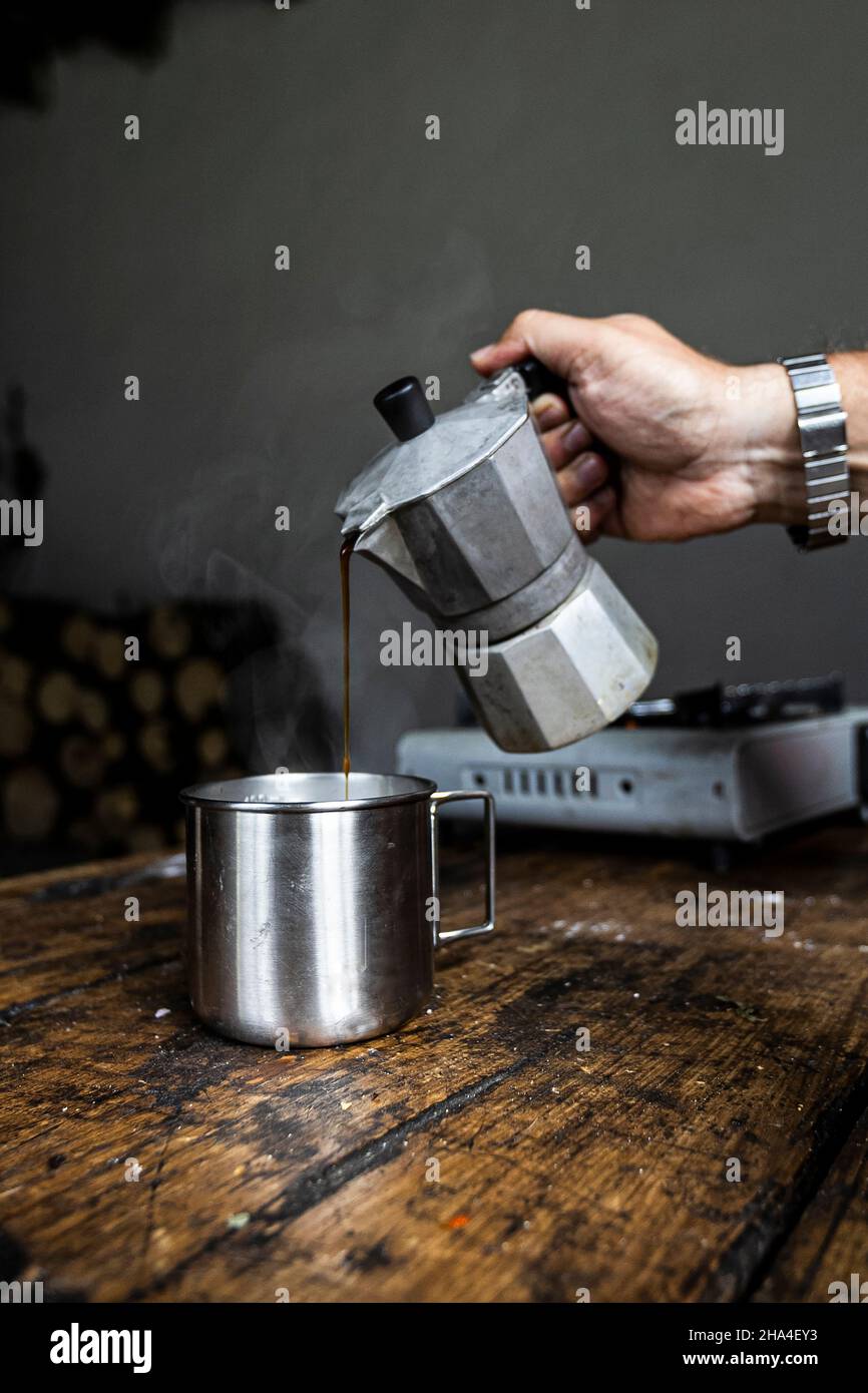 Kaffee im Herbst in einer Holzhütte Stockfoto