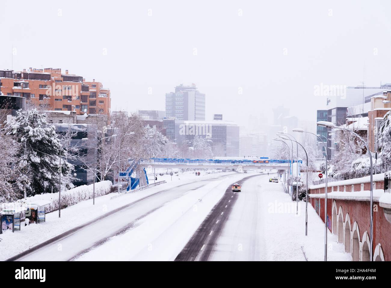 Madrid, Spanien - 9. Januar 2021: Die N-II-Autobahn ist während des Starkschneefallsturms Filomena mit verschneiten Autos bedeckt. Stockfoto