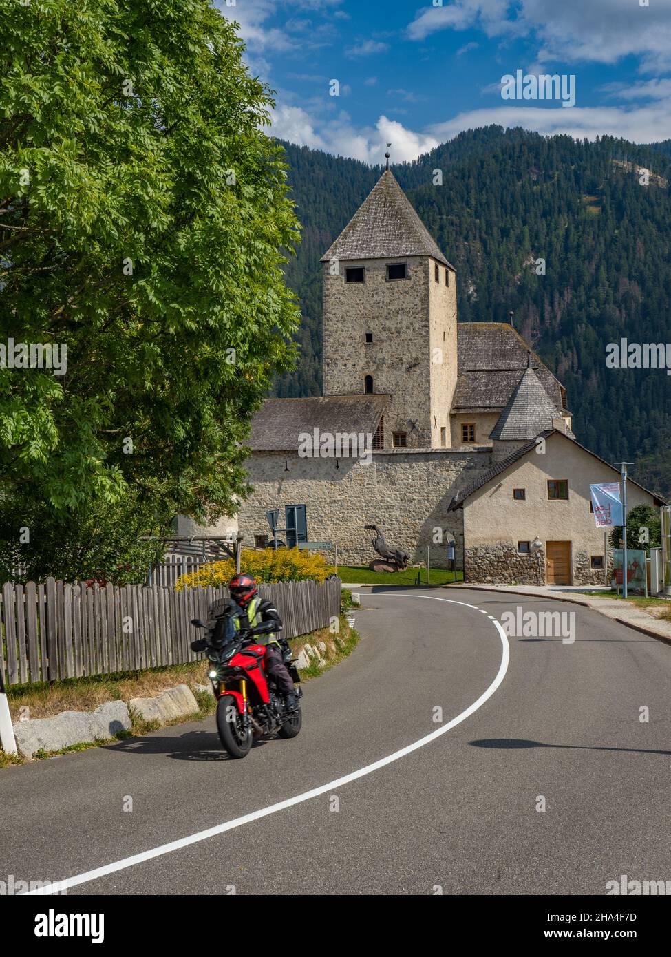 Motorradtouren Ciastel De Tor - Passo Erbe in Italien Stockfoto