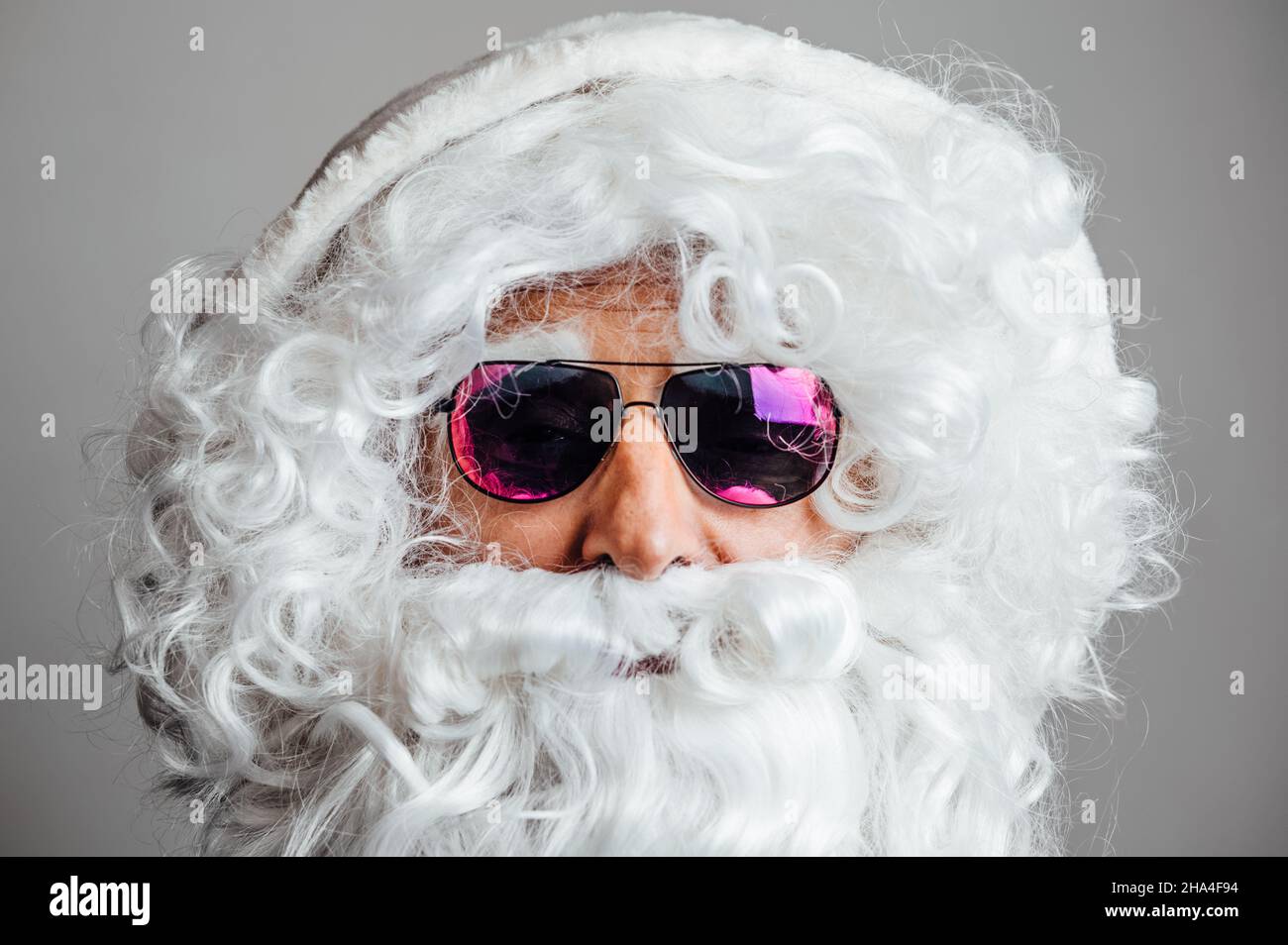 Cooler Weihnachtsmann mit Sonnenbrillen Stockfoto