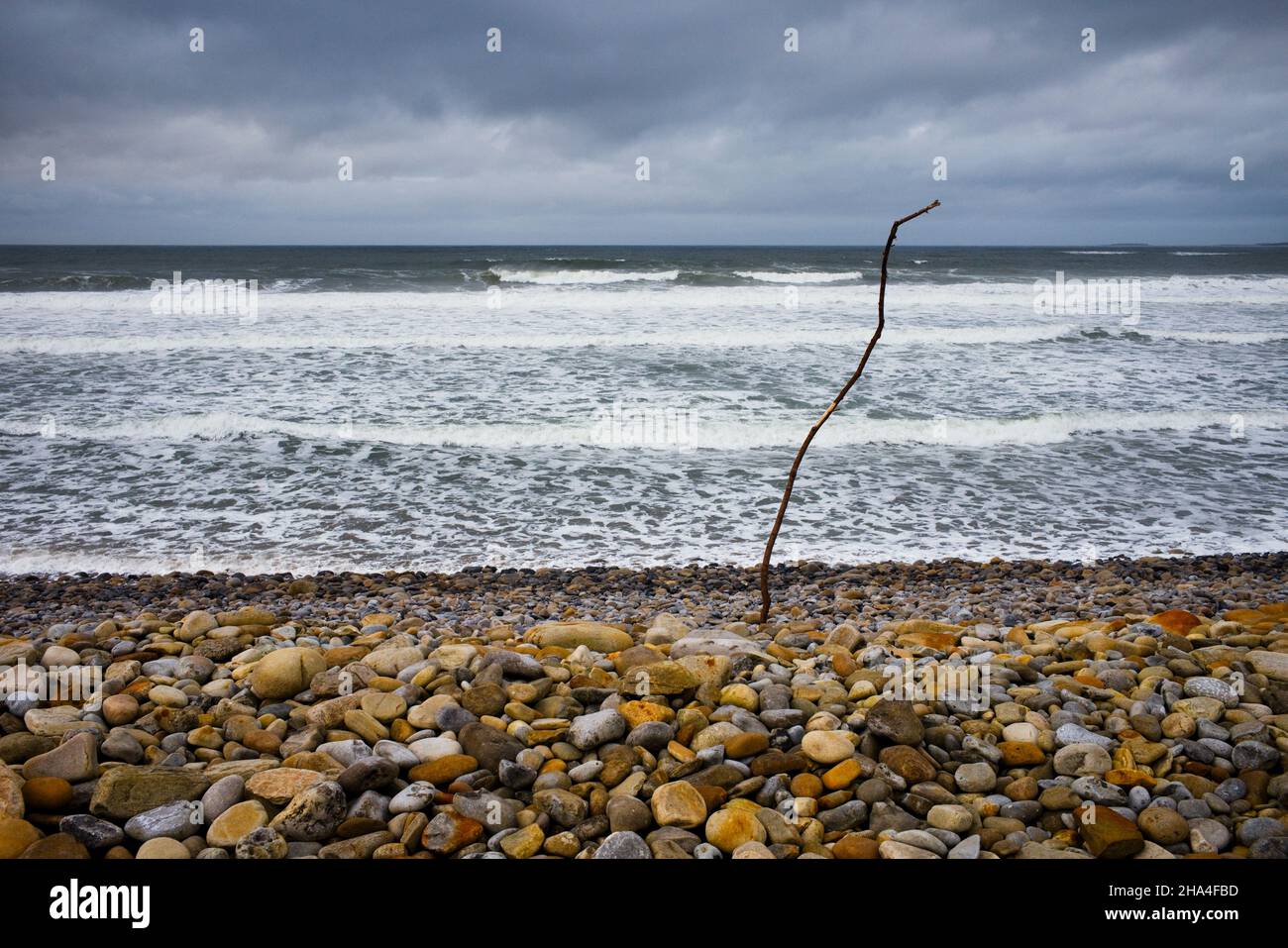 Starke Brandung am Strandhill Beach, Sligo, Irland mit Kiesstrand und Stock Stockfoto